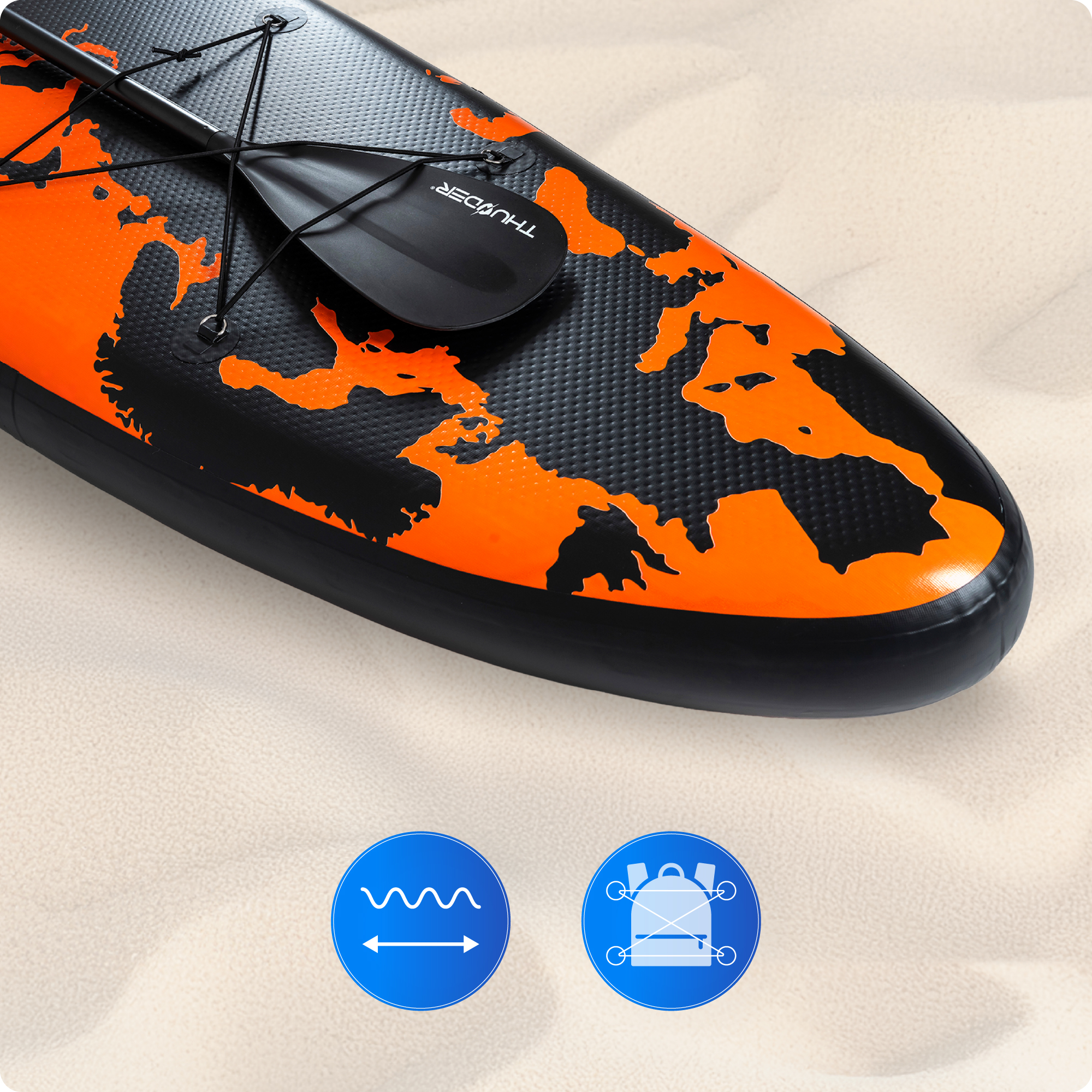 Zbliżenie na deskę SUP z pomarańczowo-czarnym wzorem. Zawiera wiosło i ikony fali oraz plecaka.
