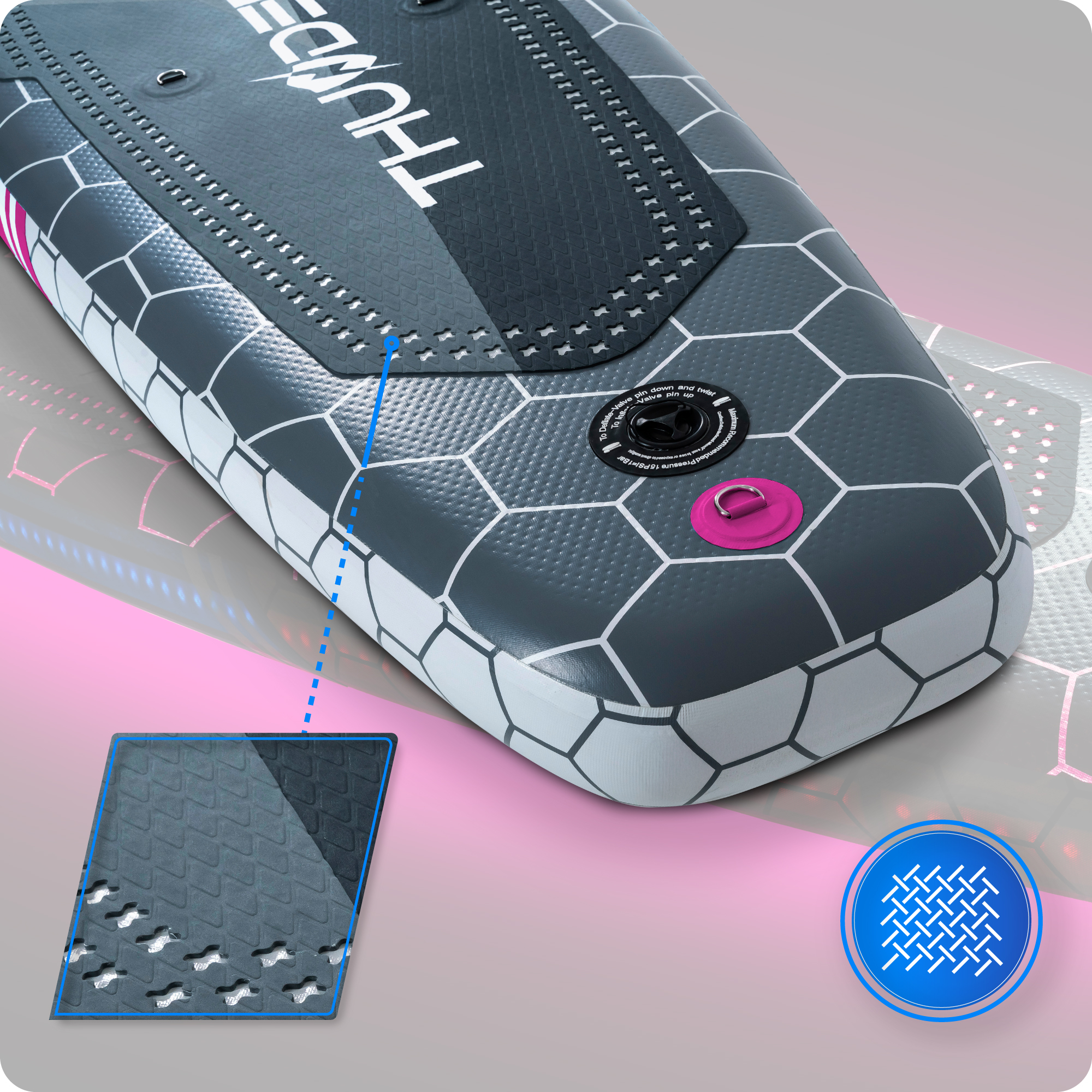 Zbliżenie deski SUP z różowym akcentem i zbliżenie tekstury. Niebieska ikona w rogu.