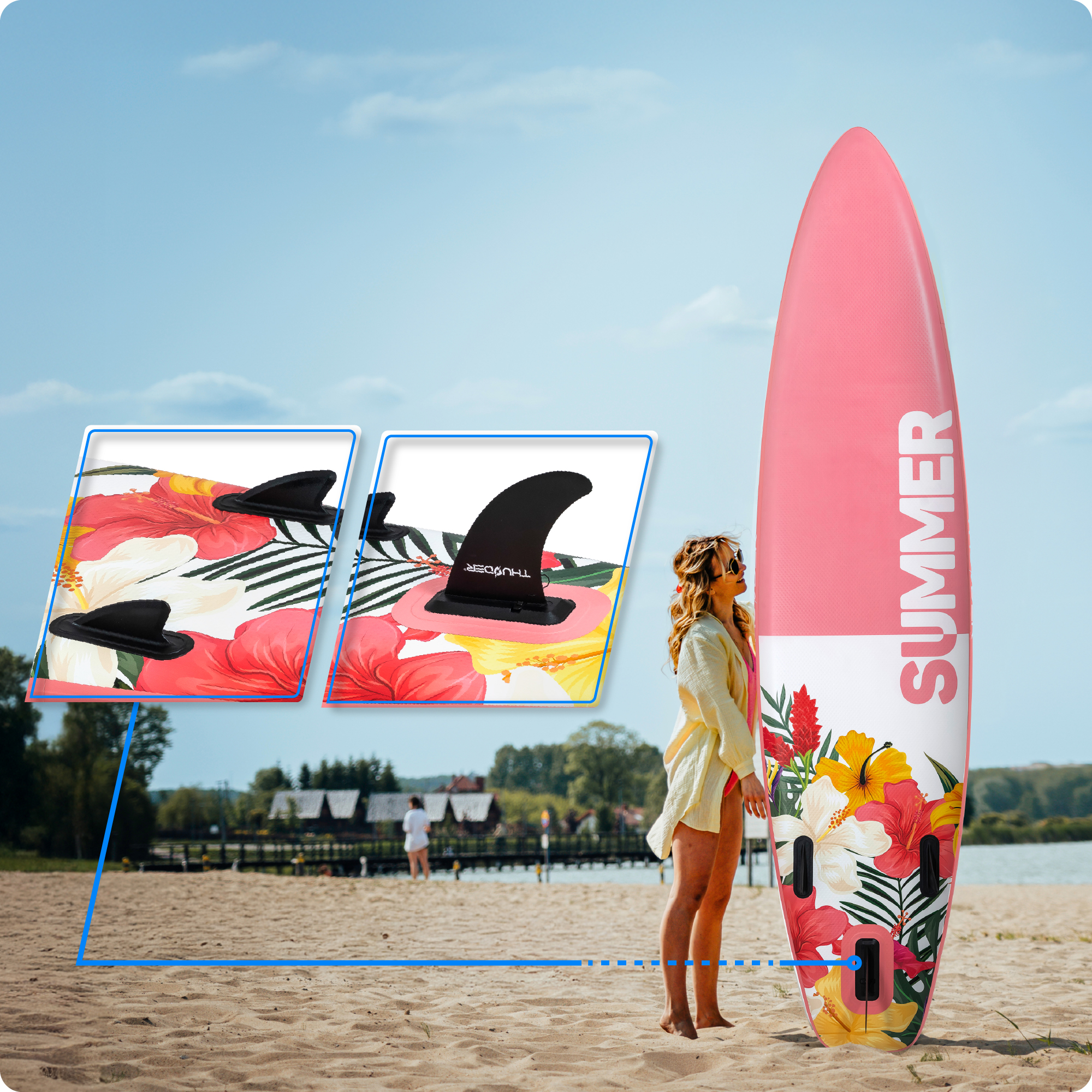 Kobieta stoi obok deski do wiosłowania na plaży. Deska ma kwiatowe wzory. Widoczne są dwie płetwy.