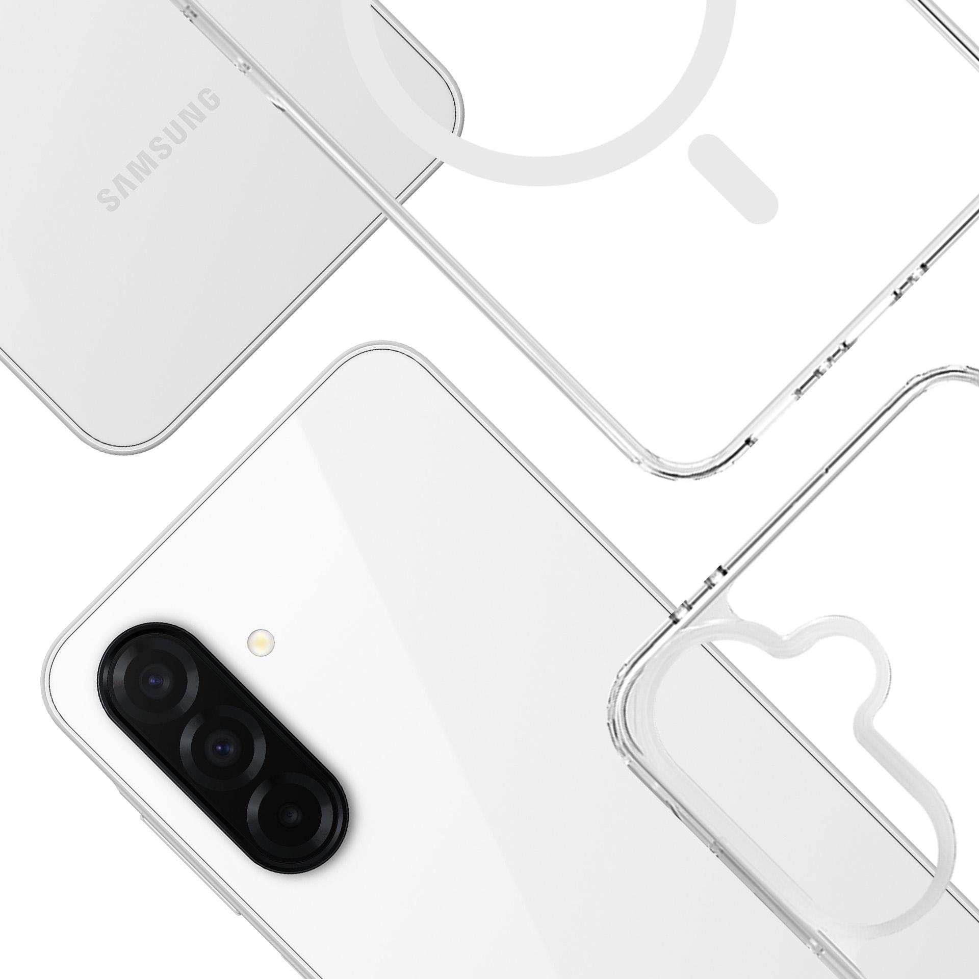 Ułożono kilka przezroczystych etui na telefony, pokazując tył i wycięcie na aparat. Telefon jest biały z aparatem na górze.