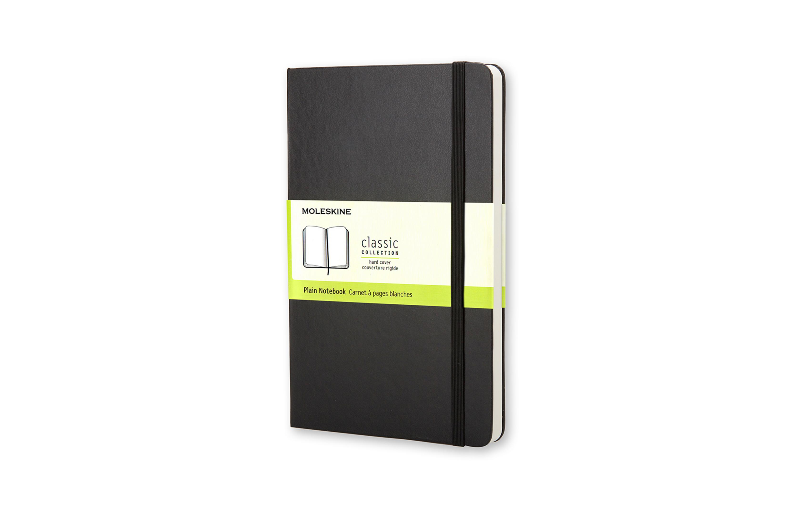 Moleskine Notizbuch, schwarzer Einband, weißes Etikett und Gummiband. Der Einband ist geschlossen. Weißer Hintergrund.