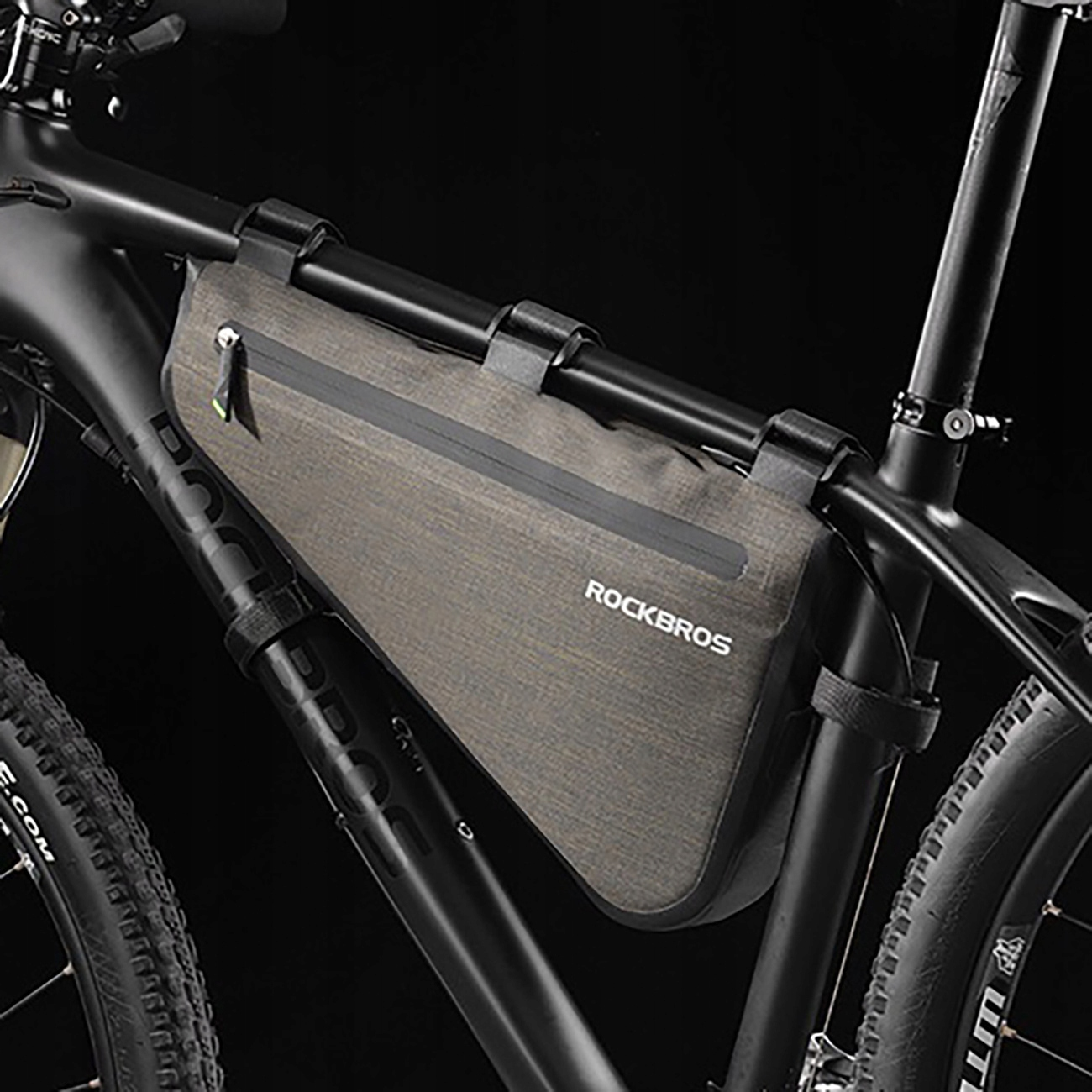 Szara torba na ramę roweru Rockbros zamontowana na czarnej ramie roweru, z widocznym logo.