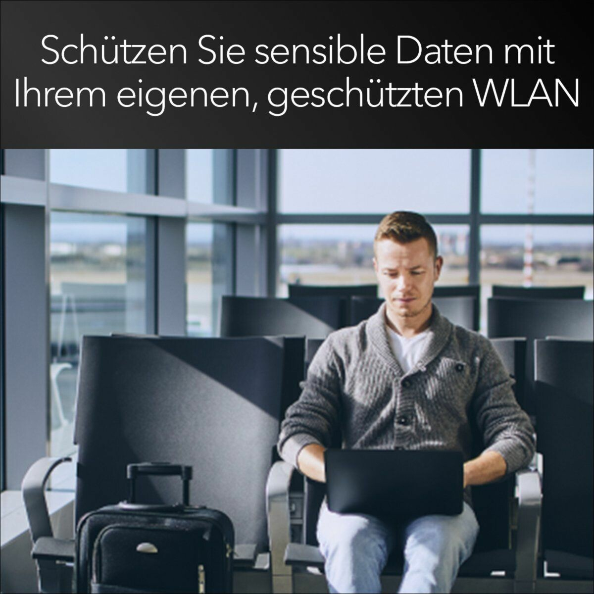 Un uomo lavora su un laptop in aeroporto, con una valigia vicina, evidenziando il wifi sicuro.