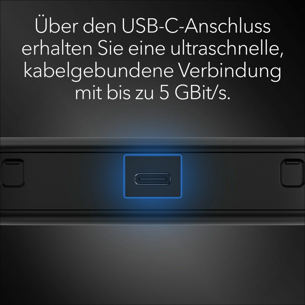 Primo piano della porta USB-C di un dispositivo nero, illuminata da un bagliore blu.