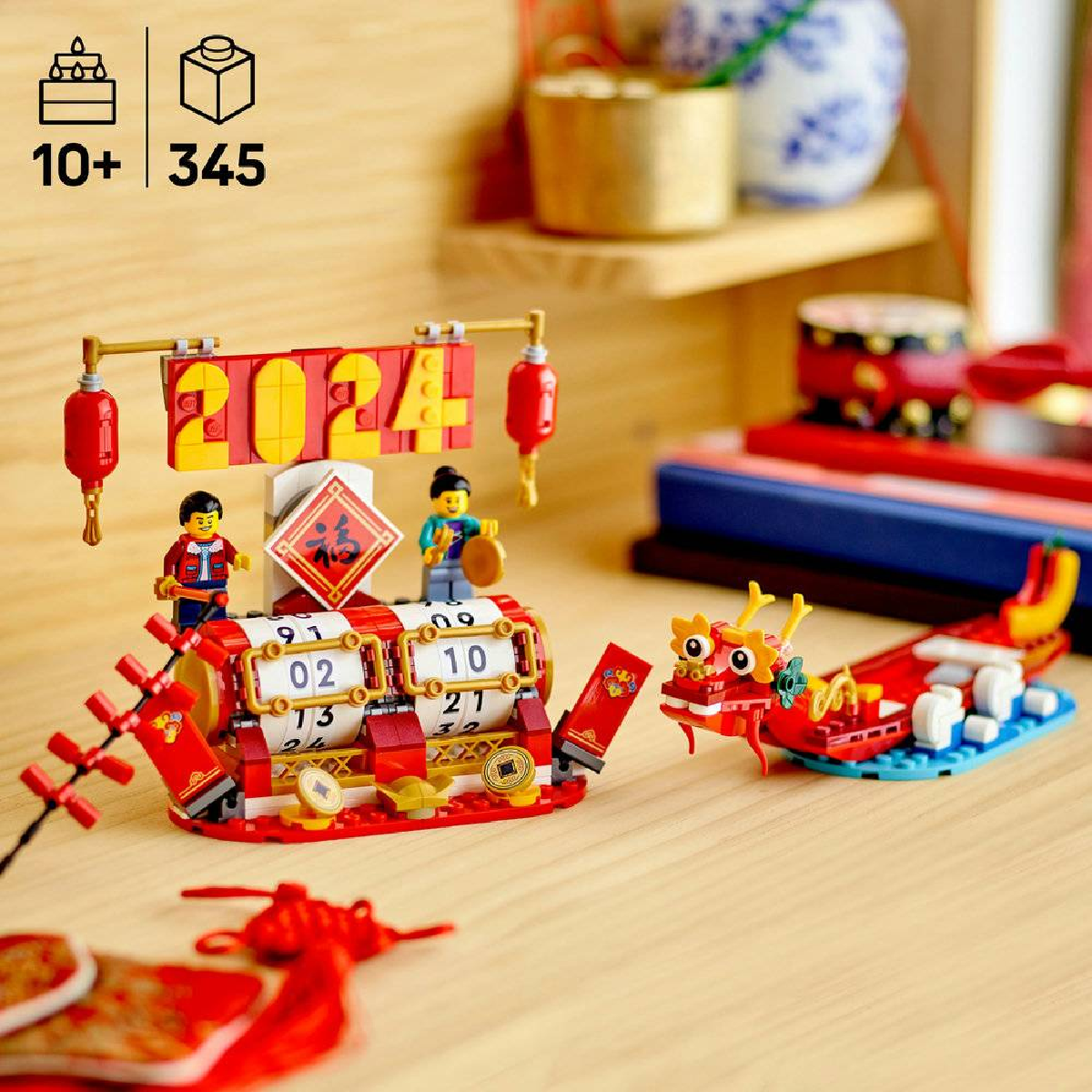 Zestaw LEGO Lunar New Year ze smoczą łodzią, figurkami i kalendarzem. Tło z drewnianej półki.