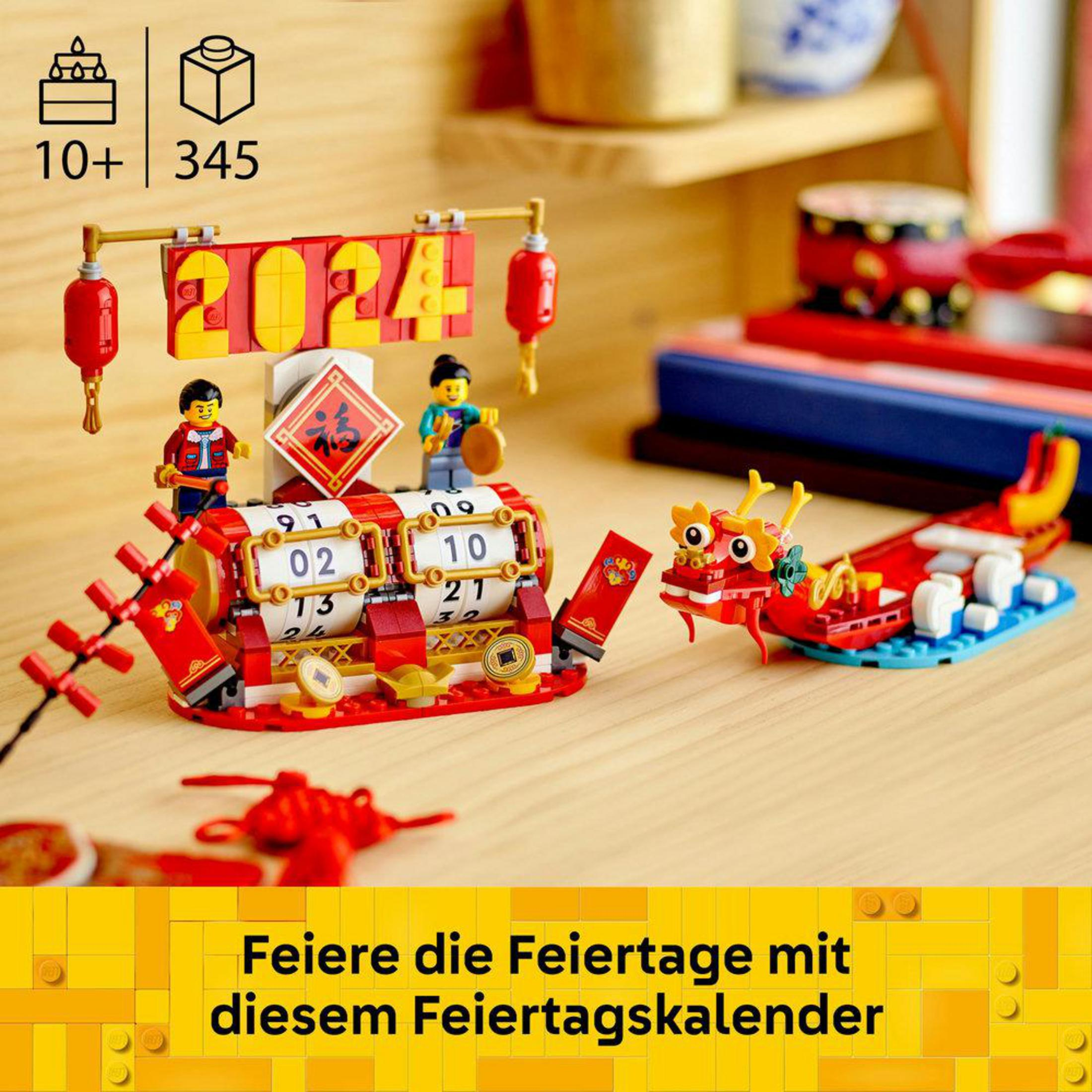 Zestaw Lego przedstawiający scenę Nowego Roku Chińskiego z figurkami, smokiem i kalendarzem.