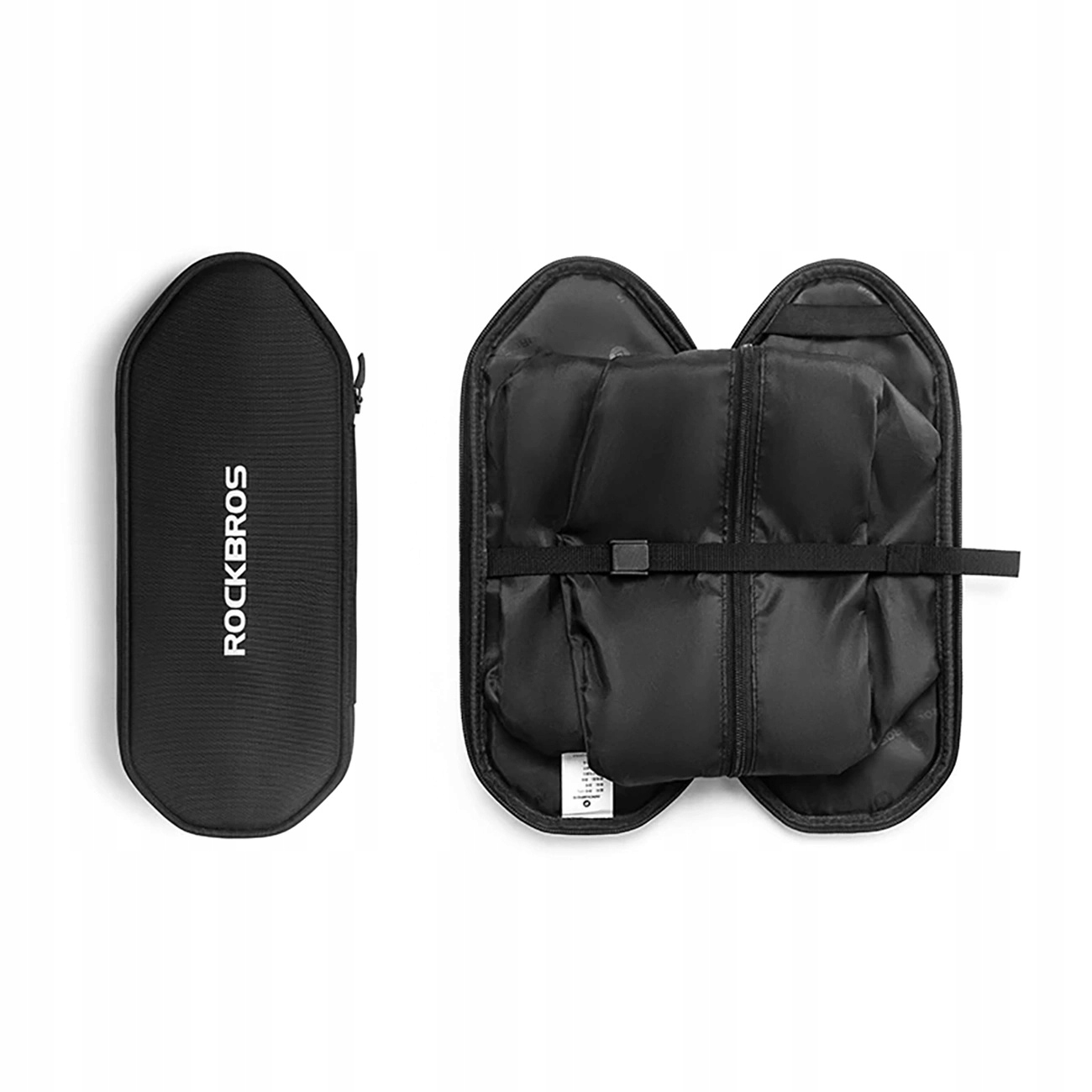 Czarna torba Rockbros i czarna otwarta torba z zawartością. Torby leżą na białej powierzchni.