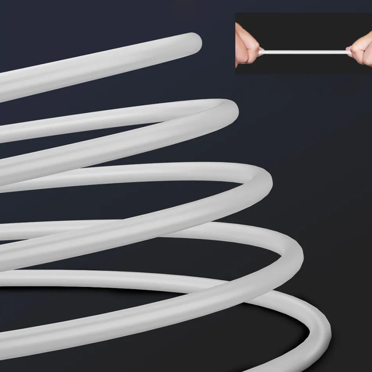 Biały kabel w kształcie spirali. Dwie dłonie trzymają część kabla w prawym górnym rogu.