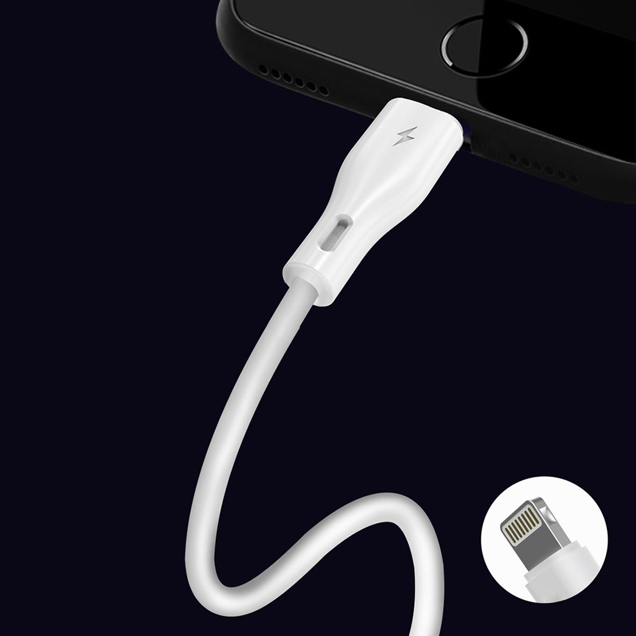 Biały kabel ładujący jest podłączony do telefonu, złącze Lightning w zbliżeniu.