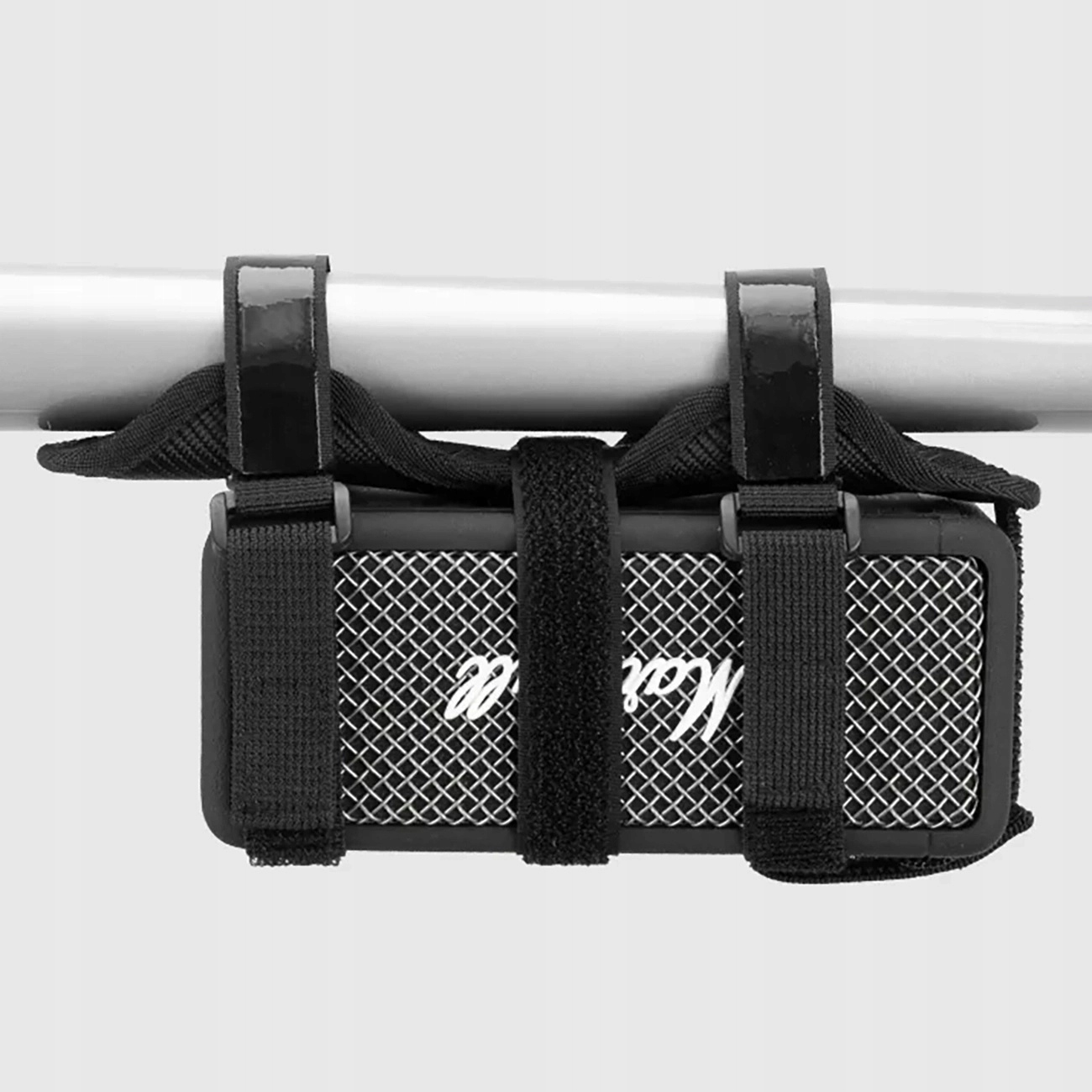 Czarny głośnik zamontowany na kierownicy roweru, z paskami mocującymi go na miejscu.