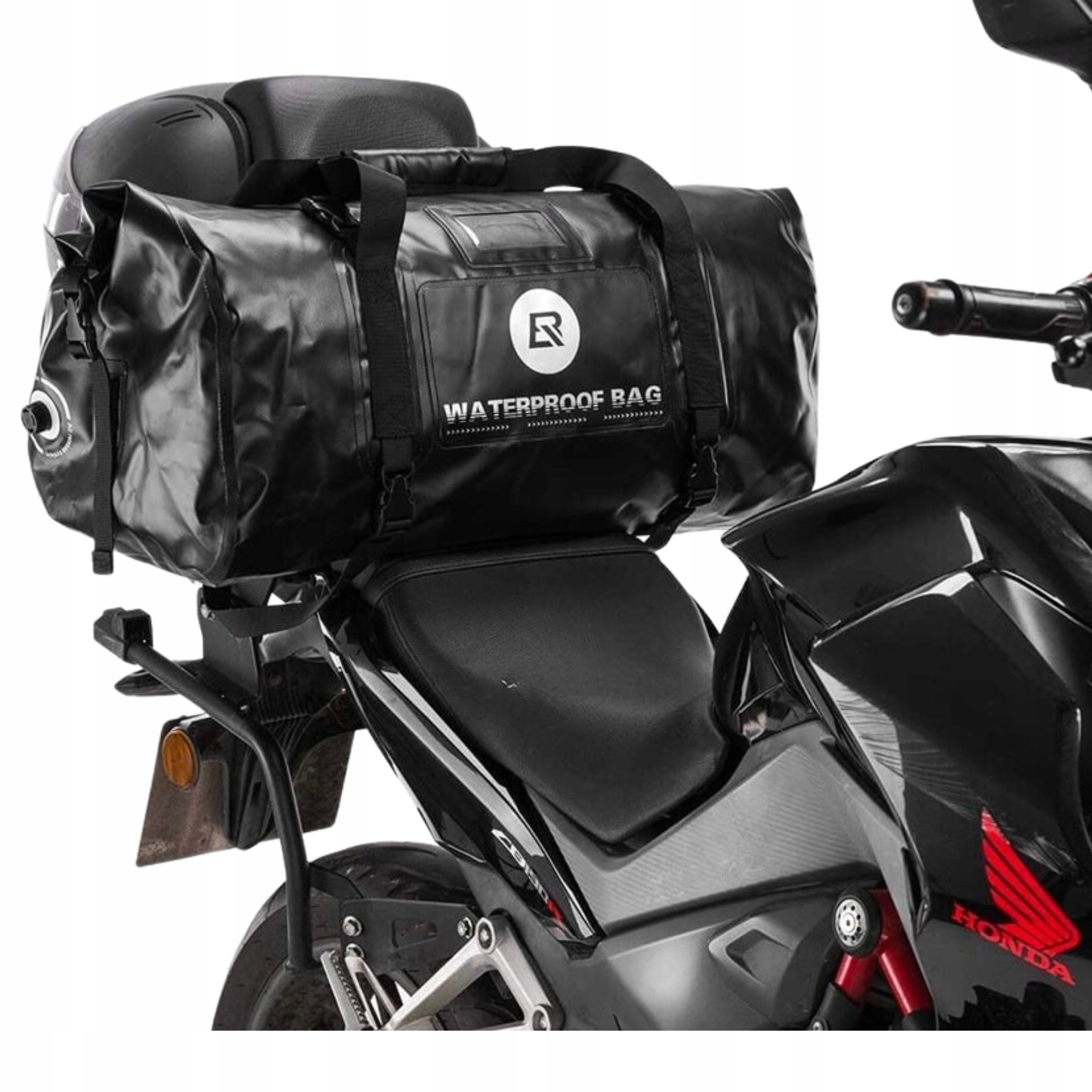 Czarna wodoodporna torba na motocyklu. Torba przymocowana do siedzenia.