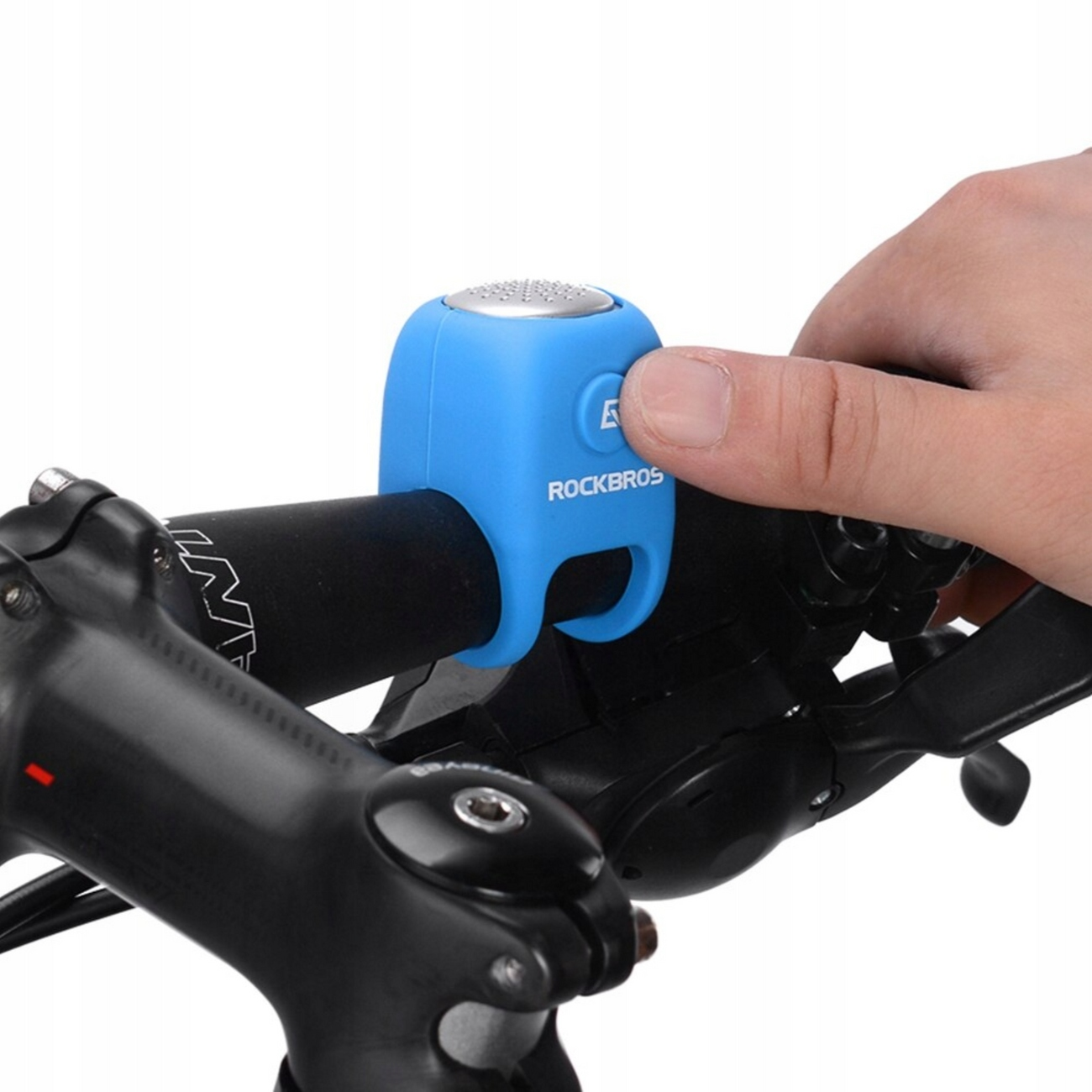 Ręka naciska przycisk na niebieskim dzwonku rowerowym Rockbros zamontowanym na czarnej kierownicy roweru.