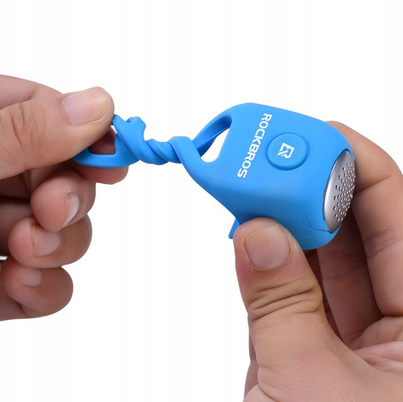 Osoba trzyma niebieski dzwonek rowerowy Rockbros, skręcając pętlę do mocowania na kierownicy roweru.