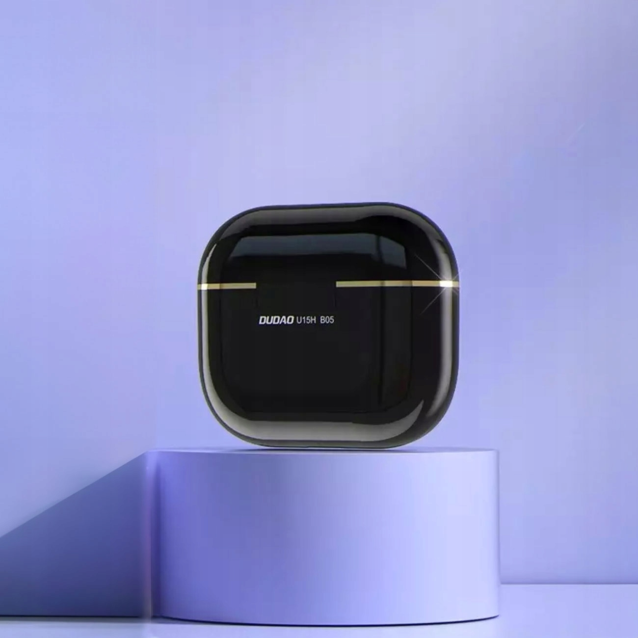 Czarne etui ładujące na fioletowym stojaku. Złote obramowanie wokół pokrywy. Marka 'DUDOA'.