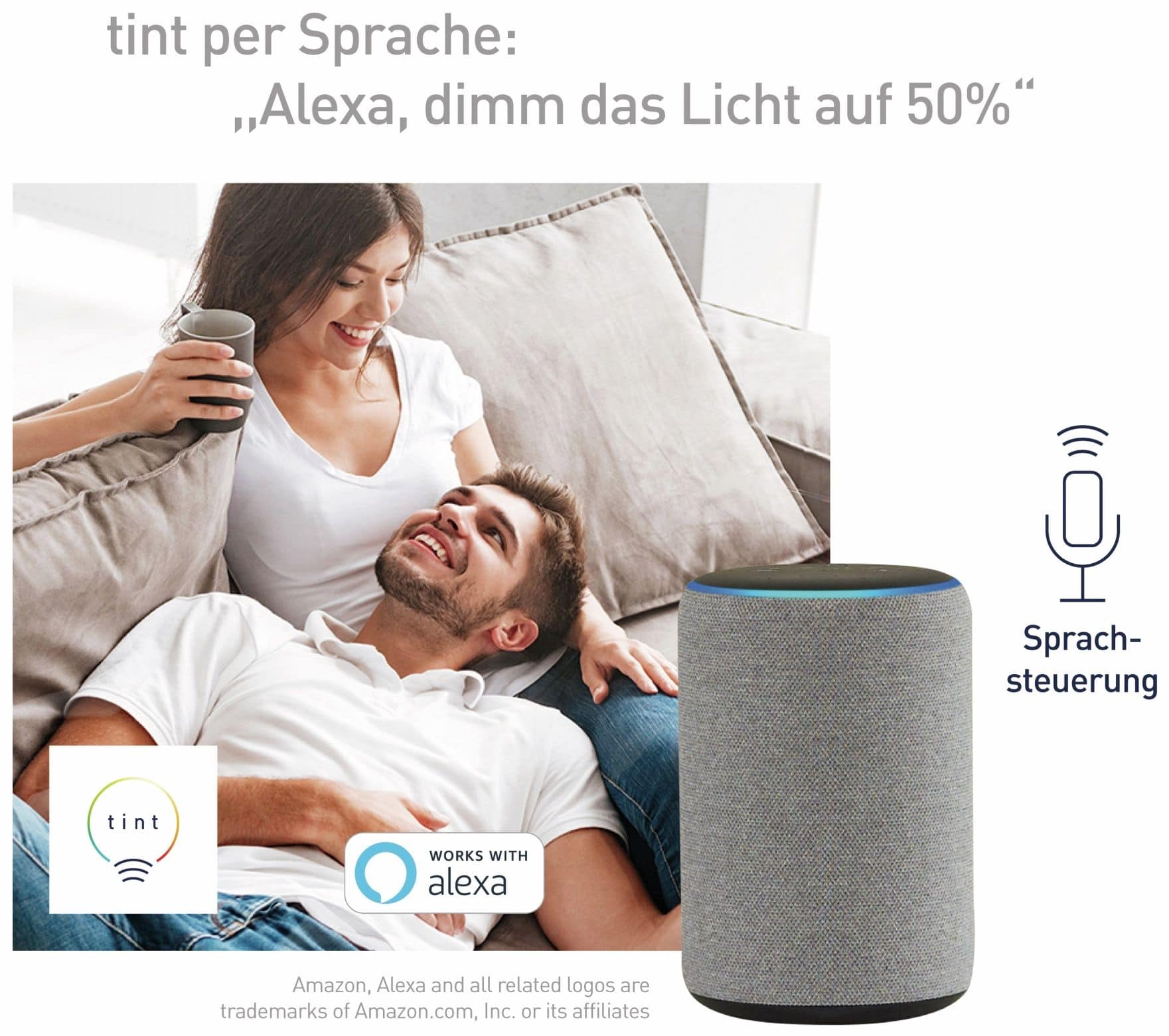 Ein Paar mit einem Alexa-Gerät und den Worten: Alexa, dimme das Licht auf 50%. Ein Logo ist unten links.