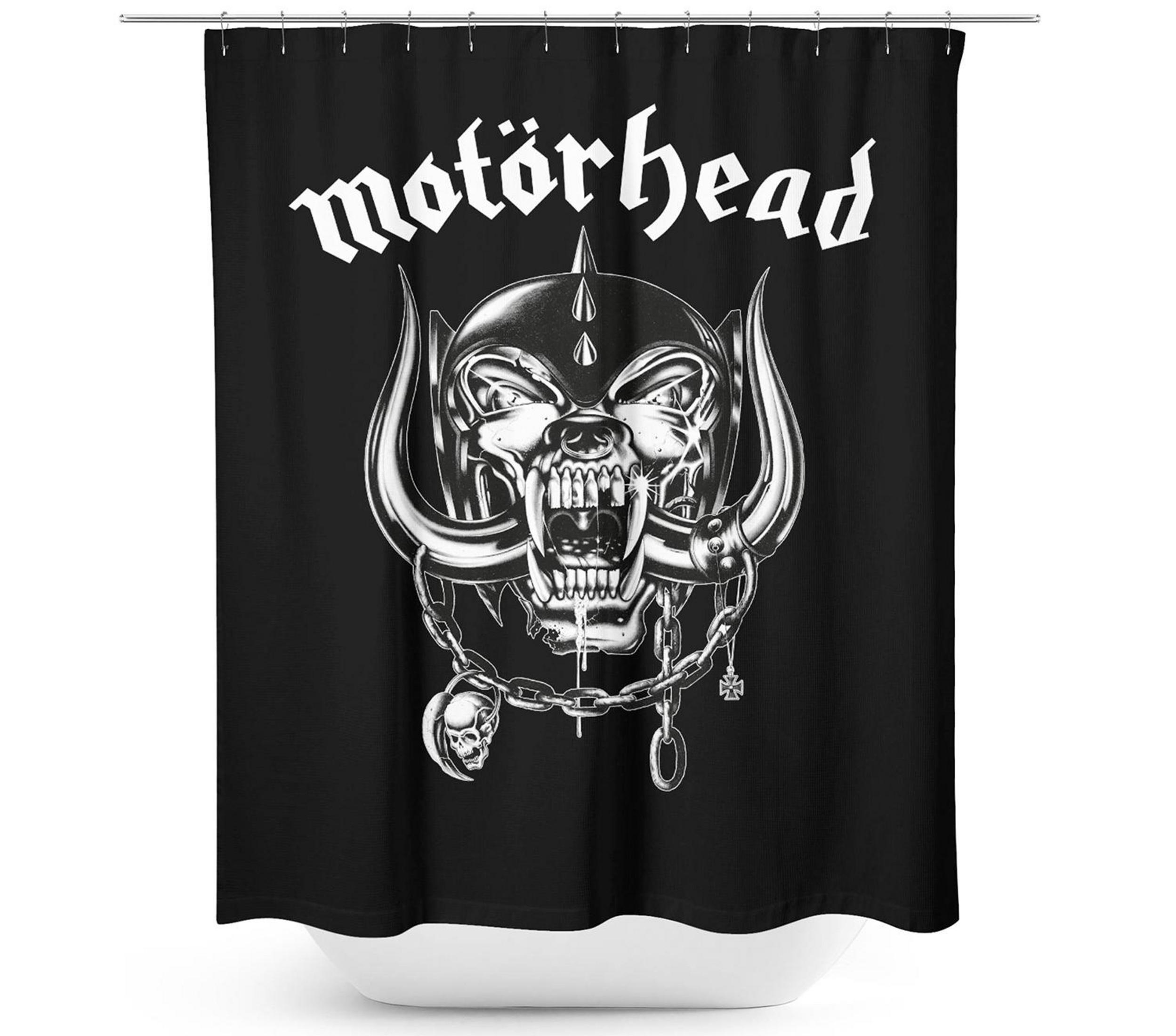 Motorhead Duschvorhang. Schwarzer Hintergrund, weißes Bandlogo und Totenkopf.