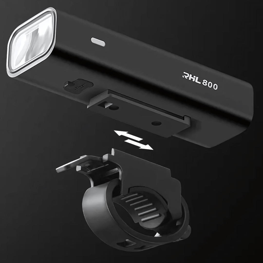 Czarna lampka rowerowa i jej uchwyt, ze strzałkami pokazującymi, jak się łączy. Na lampce napis "RHL 800".