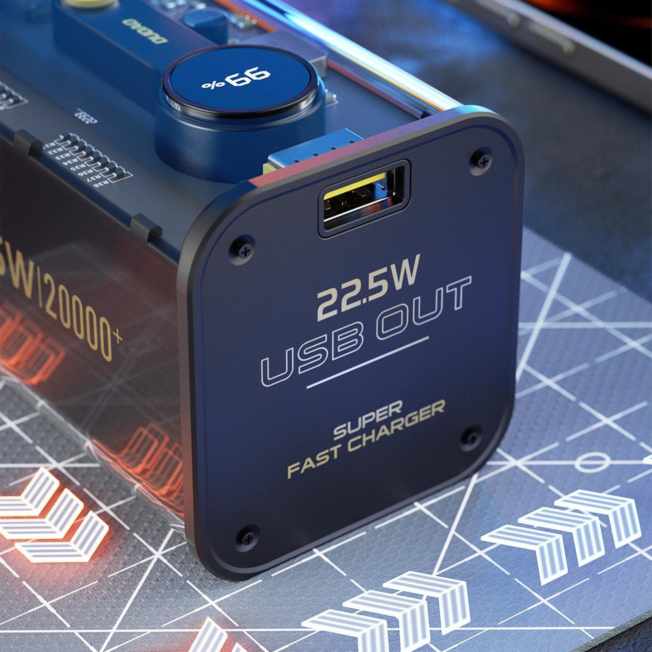 Zbliżenie power banku, pokazujące port USB i tekst "22.5W USB OUT". Urządzenie jest ciemnoniebieskie.