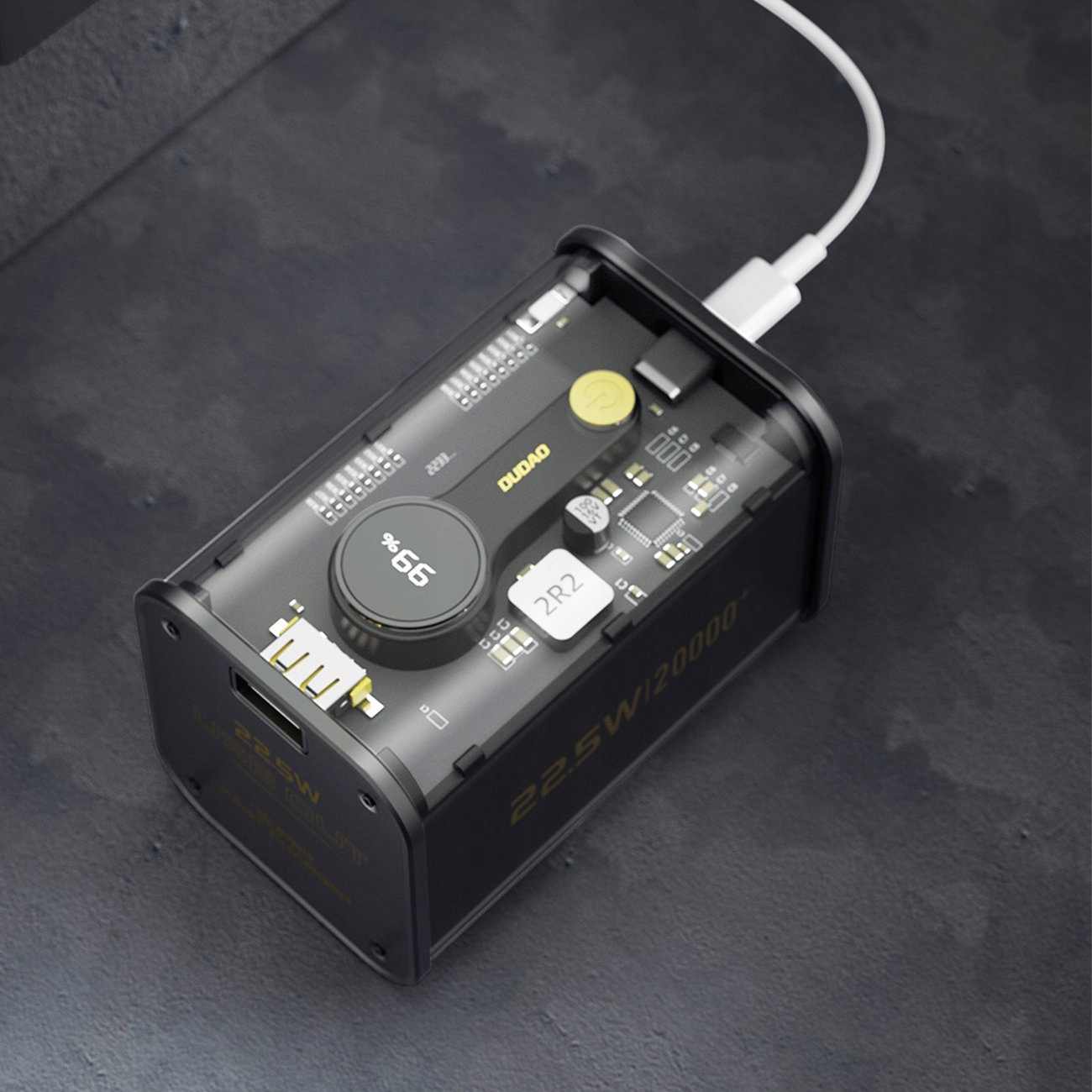 Przezroczysty power bank ze szczegółami płytki drukowanej. Podłączony biały kabel.