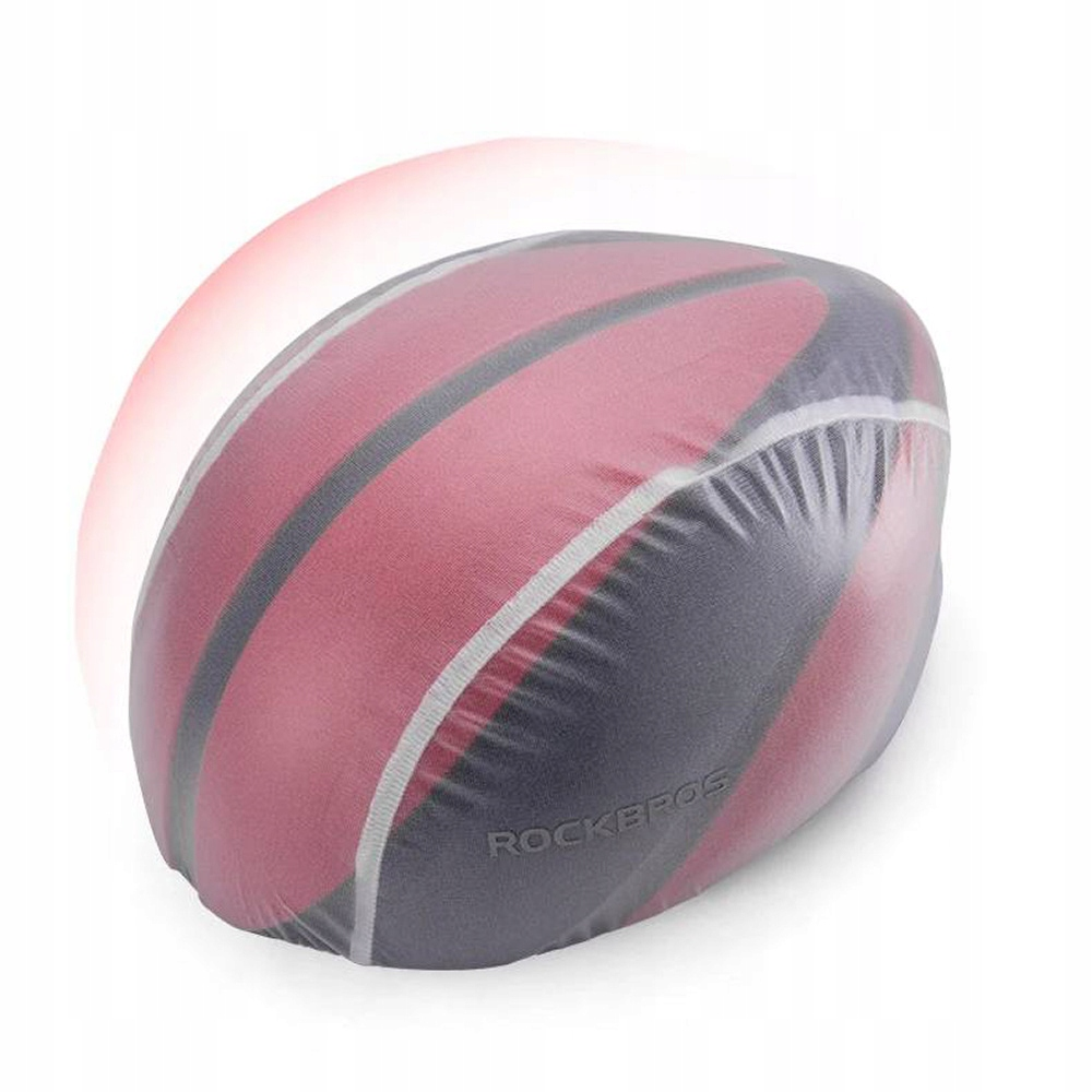 Czerwony i ciemnoszary kask rowerowy przykryty przezroczystą plastikową torbą.