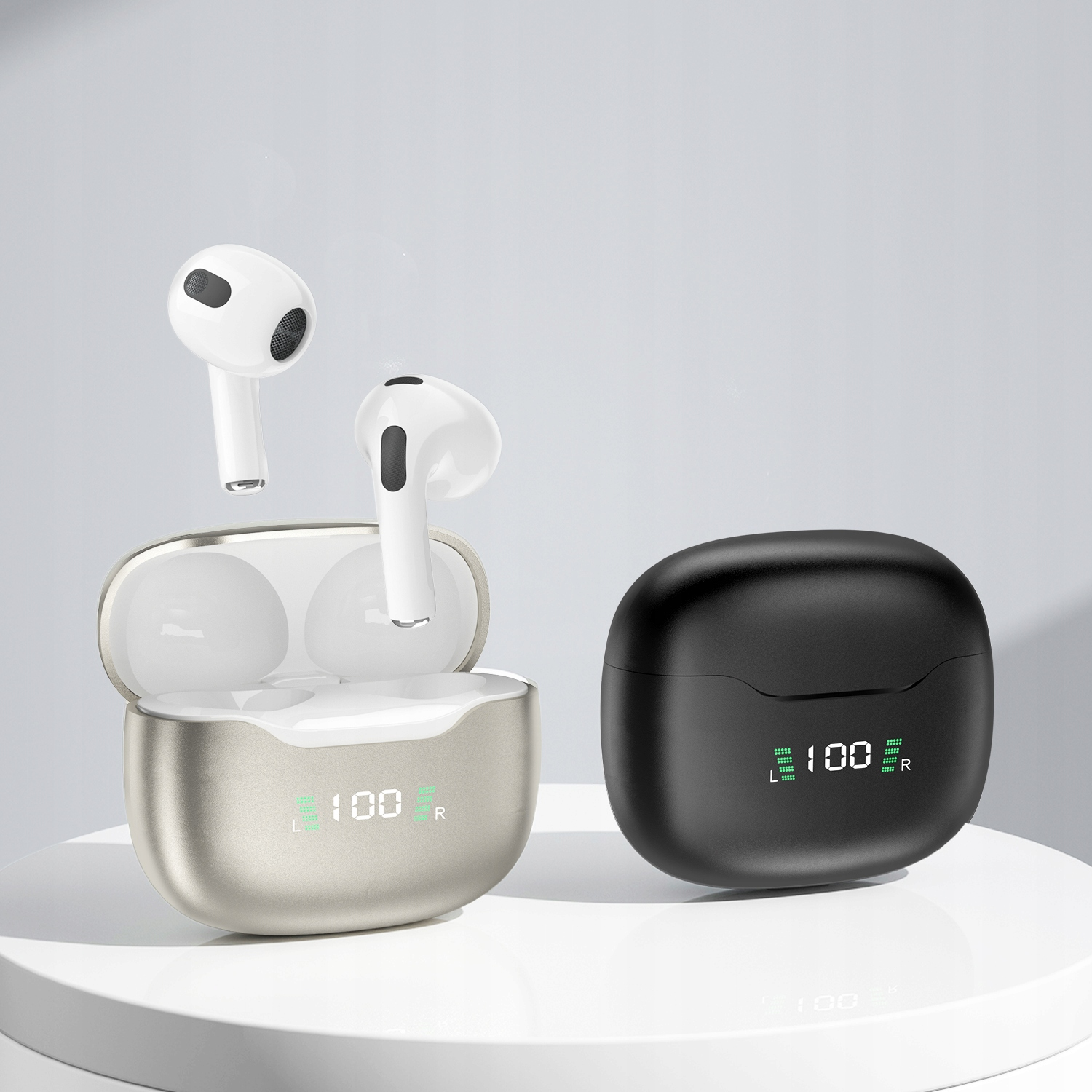 Bezprzewodowe słuchawki douszne, jedna para w etui i jedna para na zewnątrz. Etui pokazuje poziom naładowania baterii.