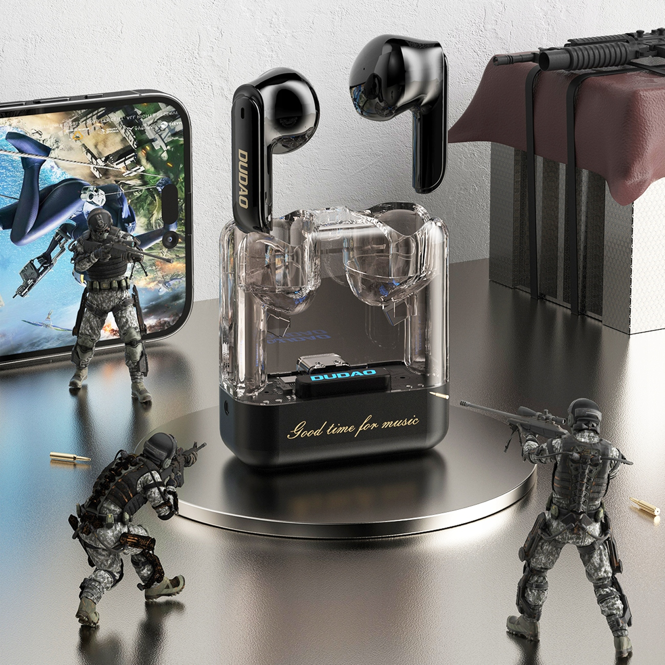 Bezprzewodowe słuchawki w przezroczystym etui, z żołnierzami w tle i telefonem wyświetlającym grę.