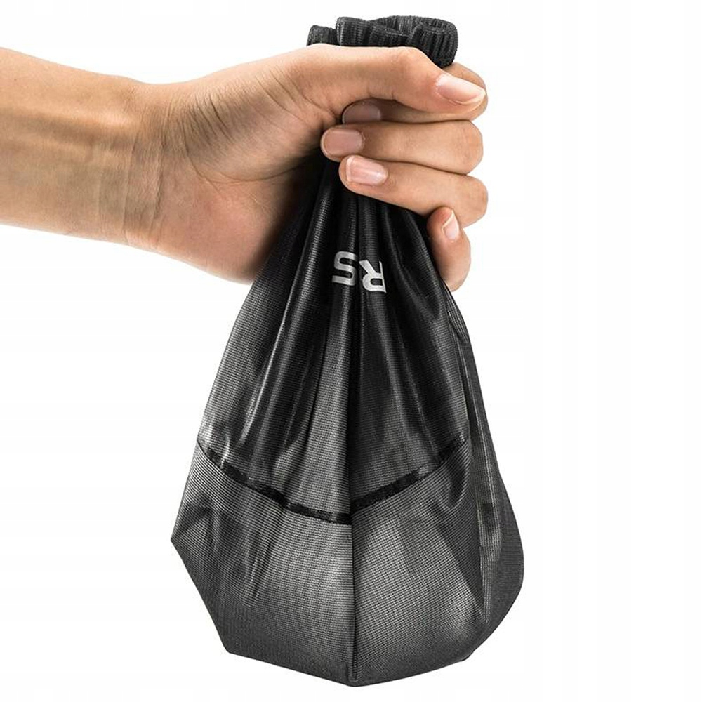 Ręka trzymająca czarną torbę z literami RS.