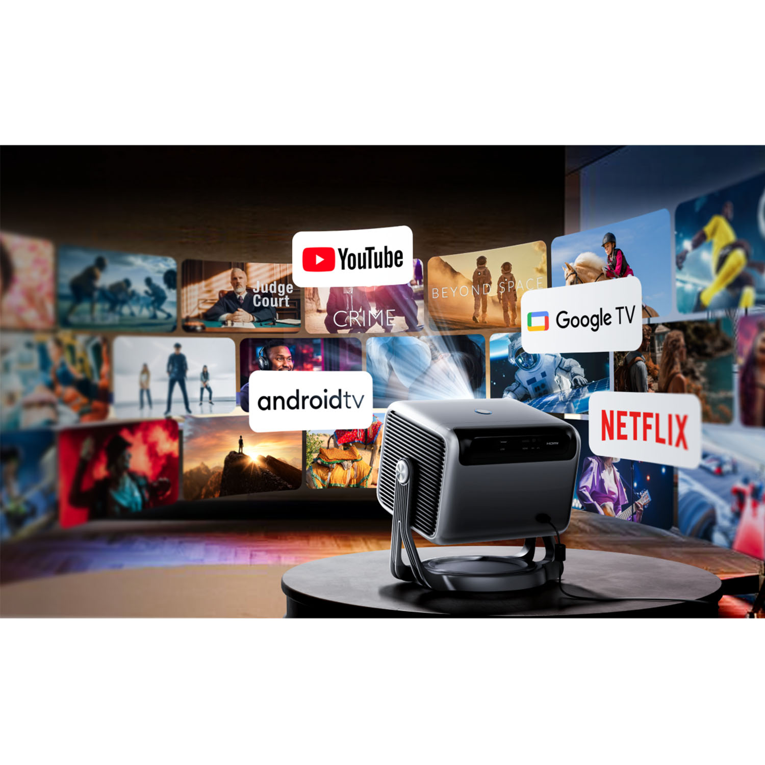 Projektor na stole z logo usług streamingowych wyświetlanych na ścianie.