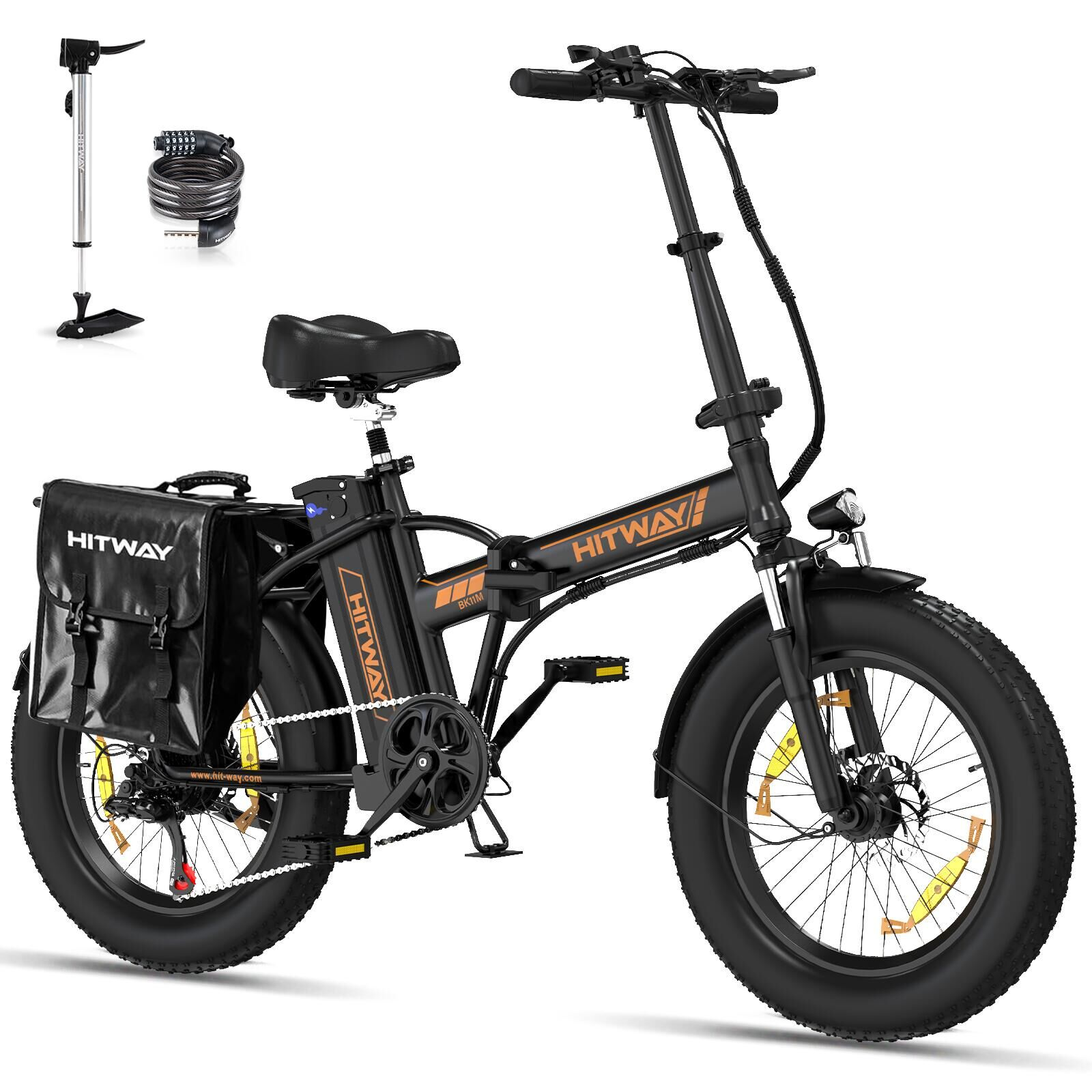 Schwarzes Elektrofahrrad mit Zubehör. Eine Pumpe und ein Kabelschloss liegen daneben. Das Fahrrad hat große Reifen.