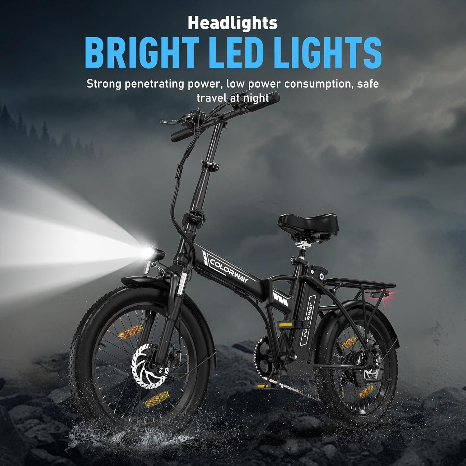 Een zwarte e-bike met heldere LED-verlichting, veilig reizen, laag stroomverbruik, sterk doordringend vermogen en een rotsachtige ondergrond.