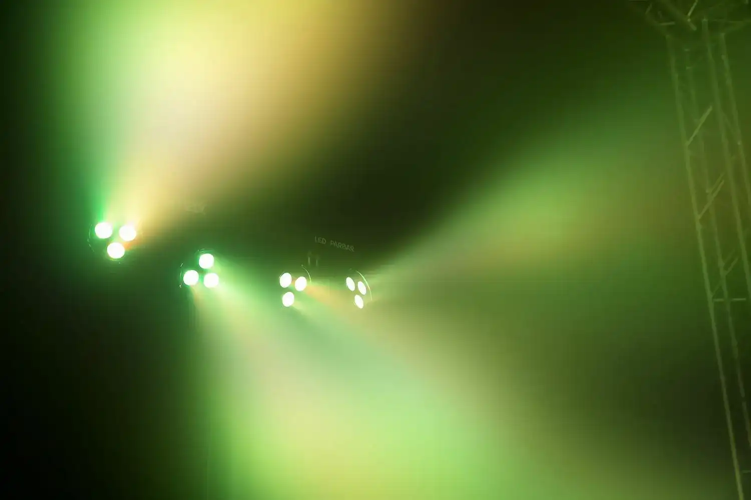 Rayos de luz verde disparando hacia abajo. La luz está en un escenario.