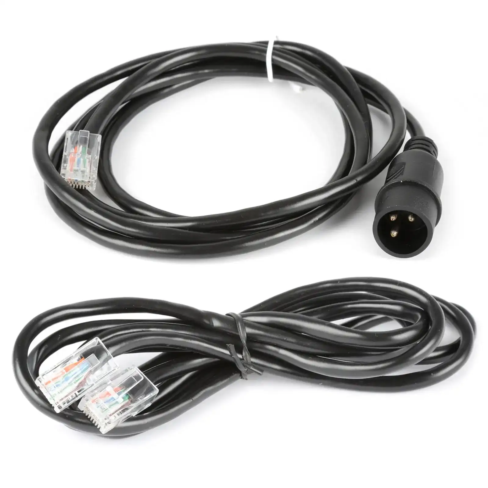 Dos cables negros con conectores. Uno tiene un conector de tres pines.