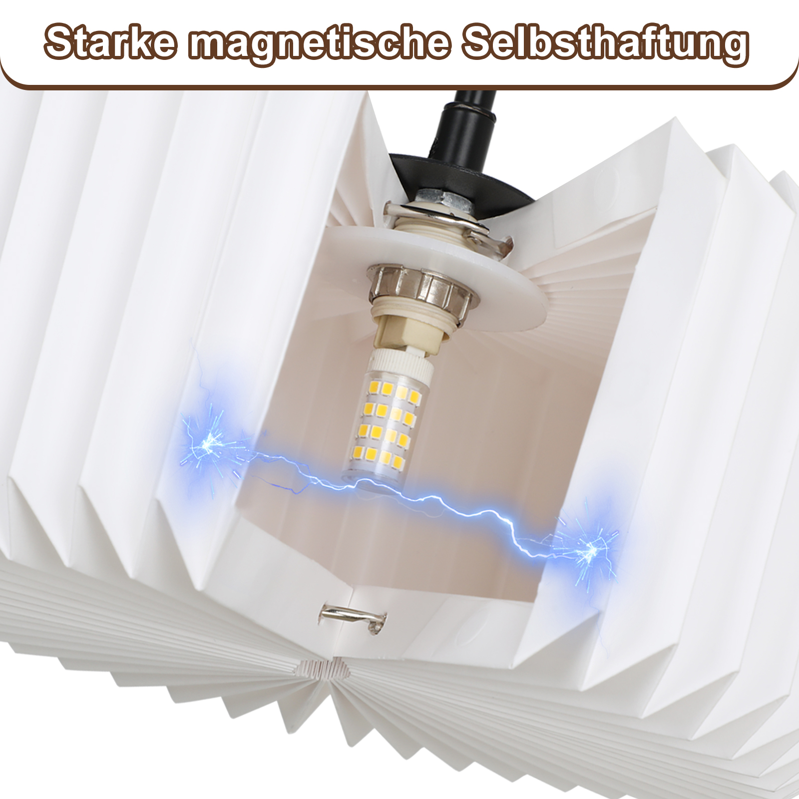 Nahaufnahme einer weißen, plissierten Papierlampe mit schwarzem Stiel und Glühbirne. Blaue Funken erscheinen in der Nähe der Glühbirne.