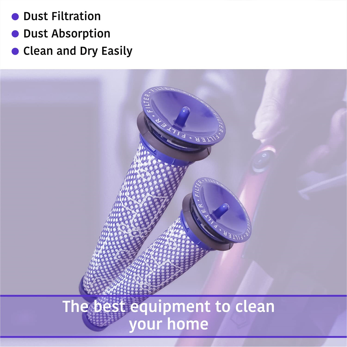 Zwei blaue Dyson-Filter und eine Reinigungsbürste sind zur Produktpräsentation auf einem weißen Hintergrund angeordne