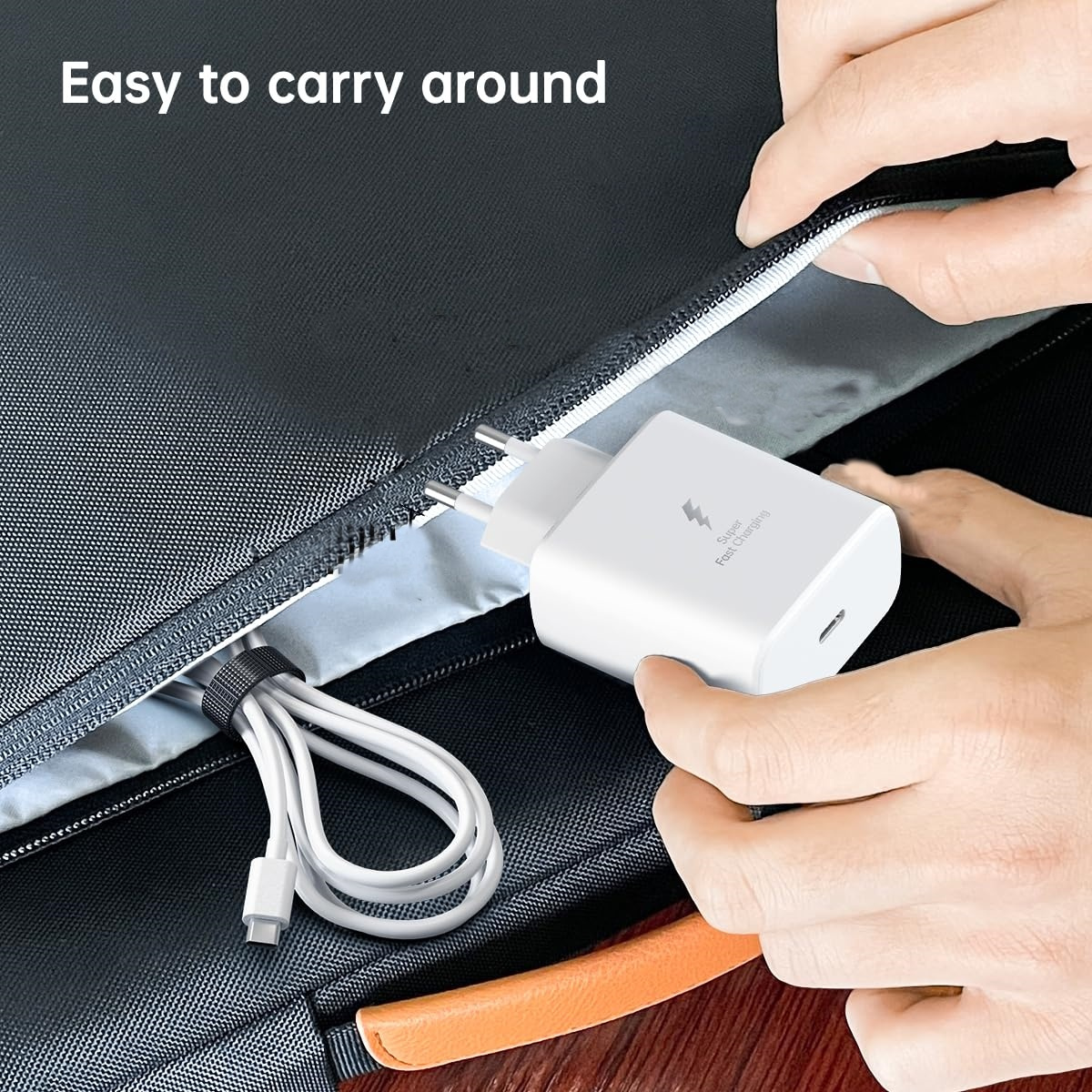 Ein weißes Telefonladegerät und -kabel werden von einer Person aus einer schwarzen Laptoptasche gezogen.