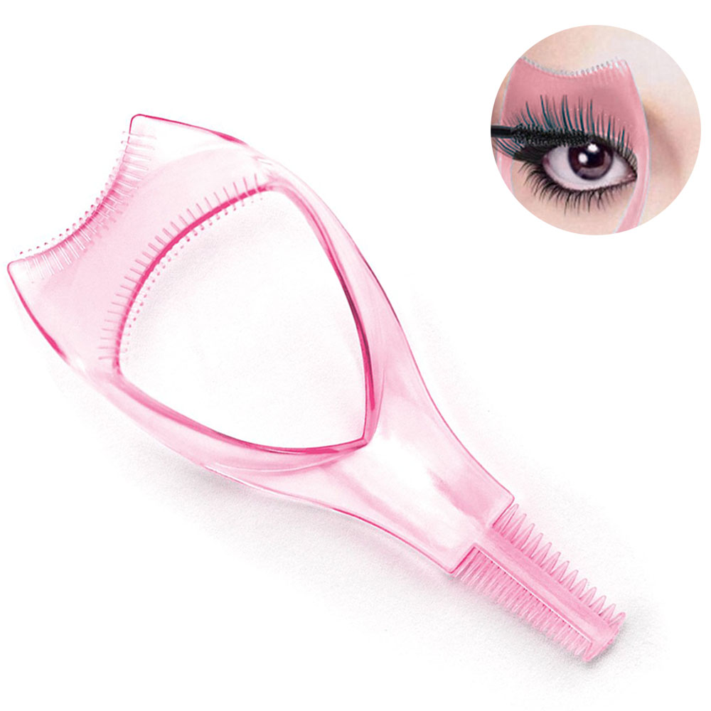 Rosa Wimpernwerkzeug mit Kamm und gebogener Form. Ein Auge mit aufgetragener Wimperntusche befindet sich oben rechts.