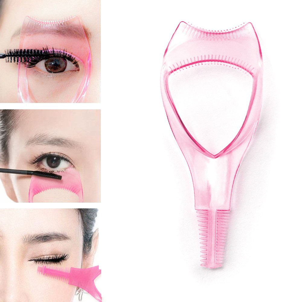 Rosa Wimpernwerkzeug mit einem Auge, das Eyeliner aufträgt. Das Auge und das Werkzeug sind nebeneinander platziert. Weißer Hintergrund.