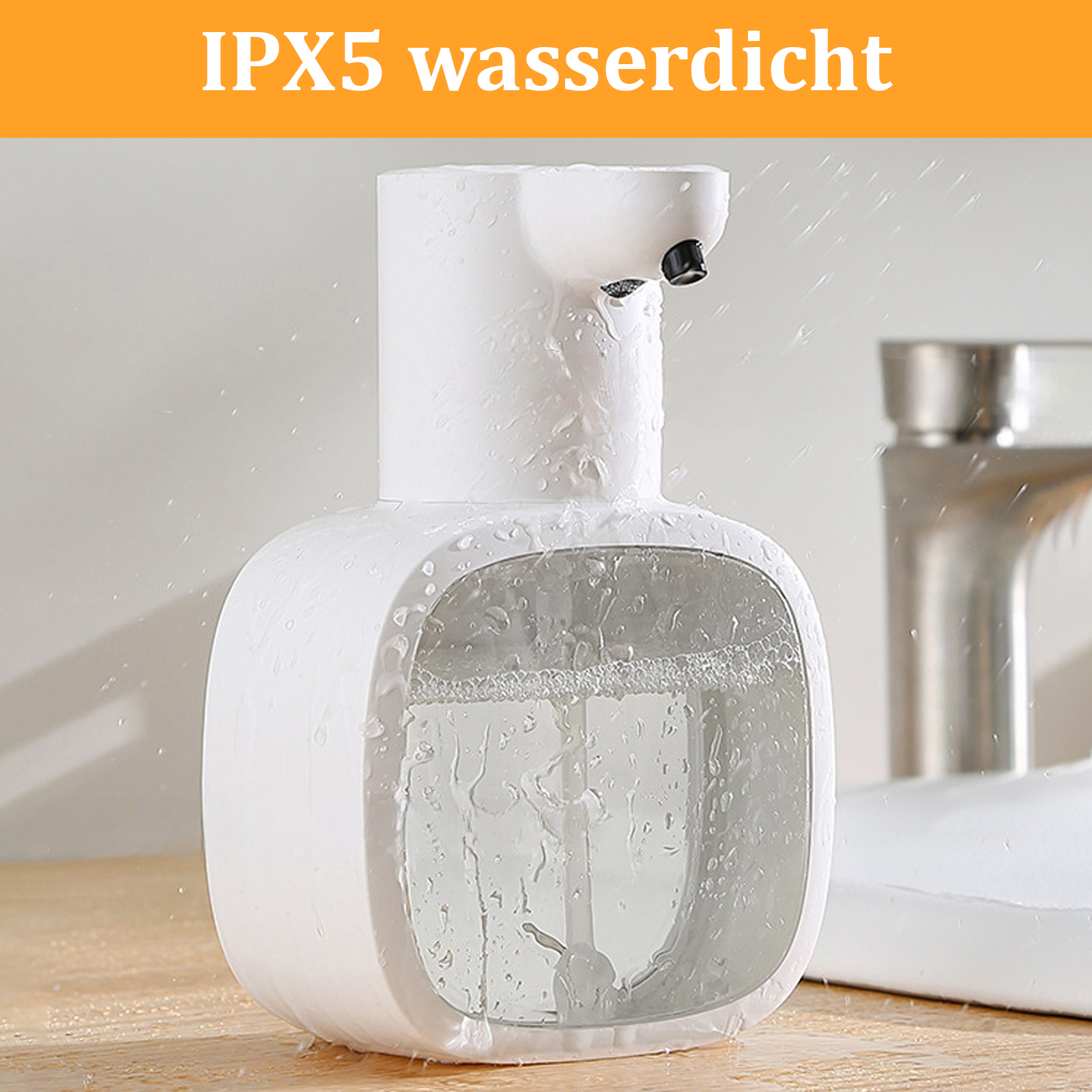 Ein weißer Seifenspender wird mit Wasser besprüht. Das Bild zeigt, dass er IPX5 wasserdicht ist.