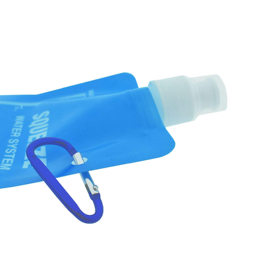 Bottiglia d'acqua blu con tappo bianco e moschettone blu agganciato. Sfondo bianco.