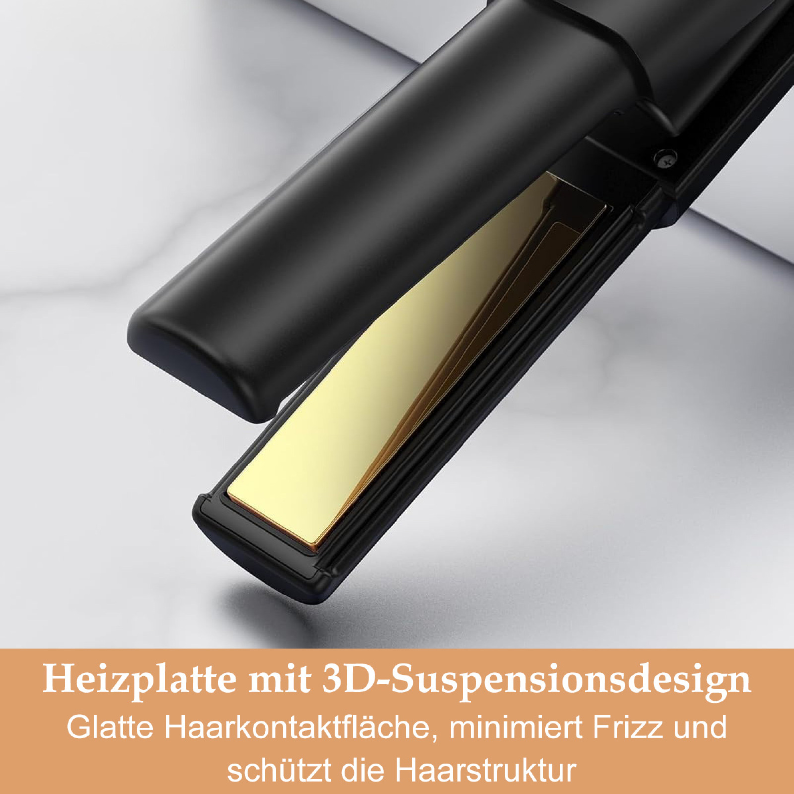 Nahaufnahme der Heizplatte eines Haarglätters. Metallisch goldene Farbe. Schwarzer Hintergrund.