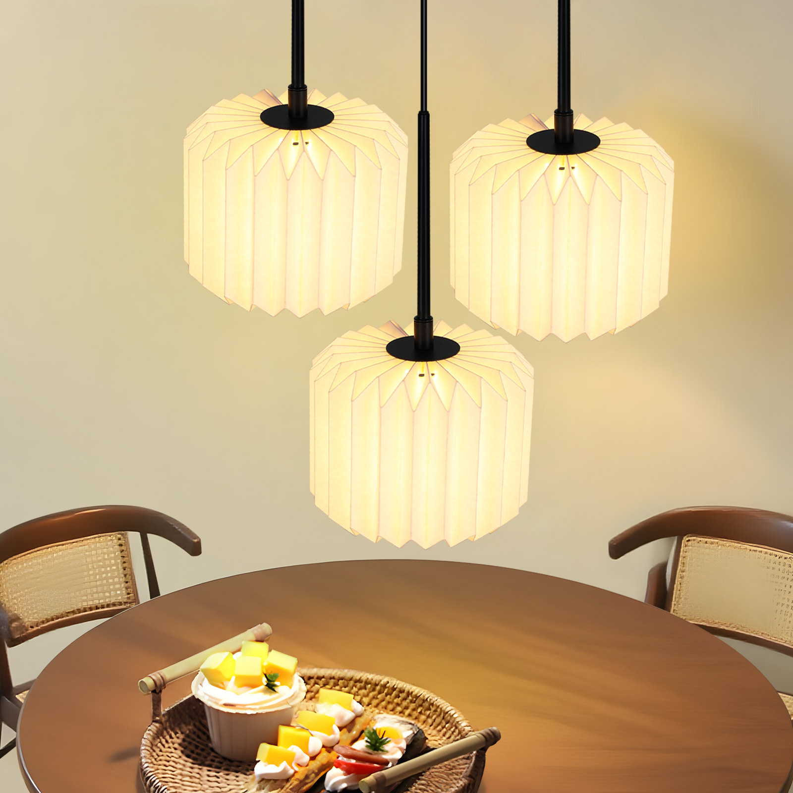 Esstisch mit drei Pendelleuchten darüber. Tisch mit Essen gedeckt. Der Hintergrund ist neutral.