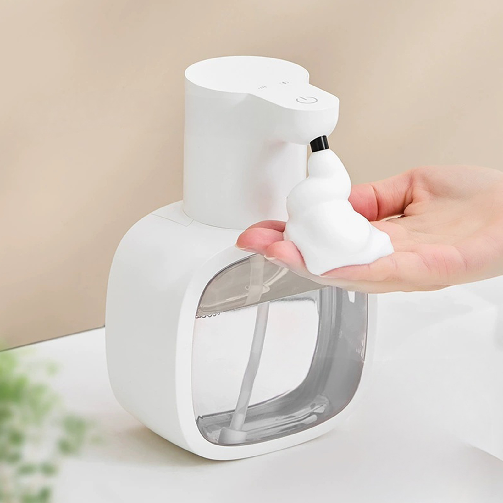 Weißer automatischer Seifenspender, der Schaum in die Hand einer Person abgibt.