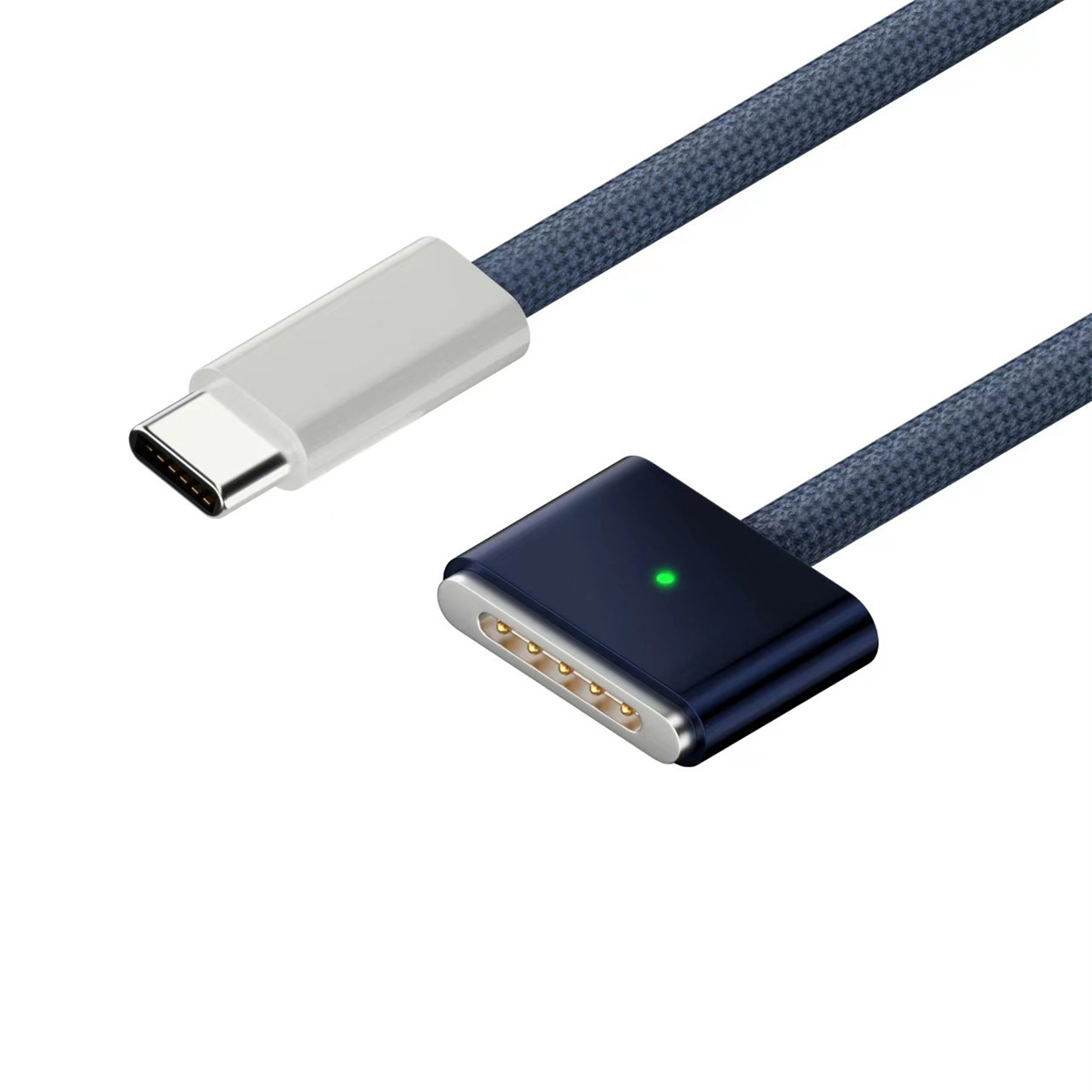 Blau geflochtenes Kabel mit Magnetstecker und USB-C-Anschluss. Ein grünes Licht leuchtet am Stecker.