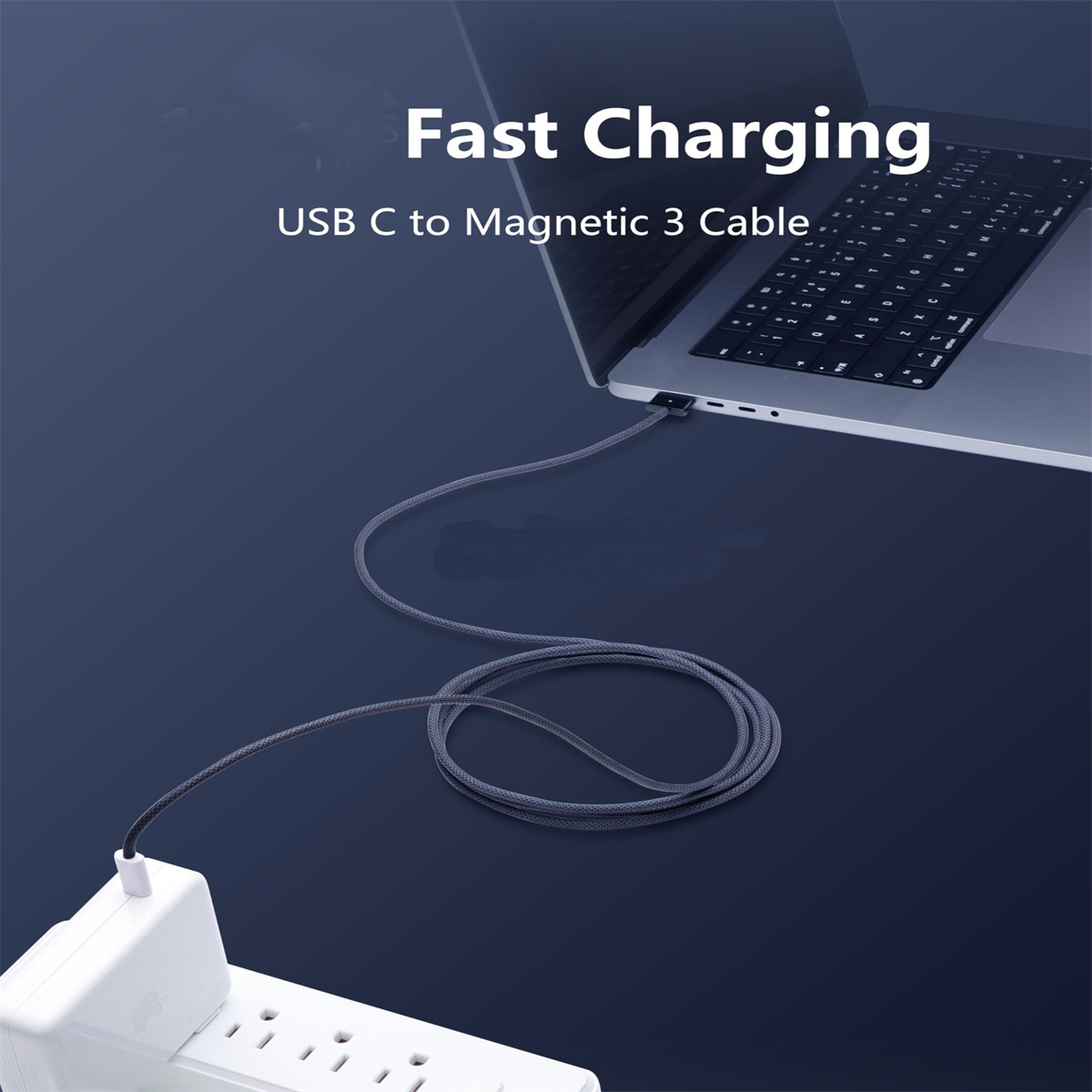 Ein Laptop, der über ein USB-C-Kabel mit einer Steckdose verbunden ist. Das Kabel ist grau und magnetisch. Dunkler Hintergrund.