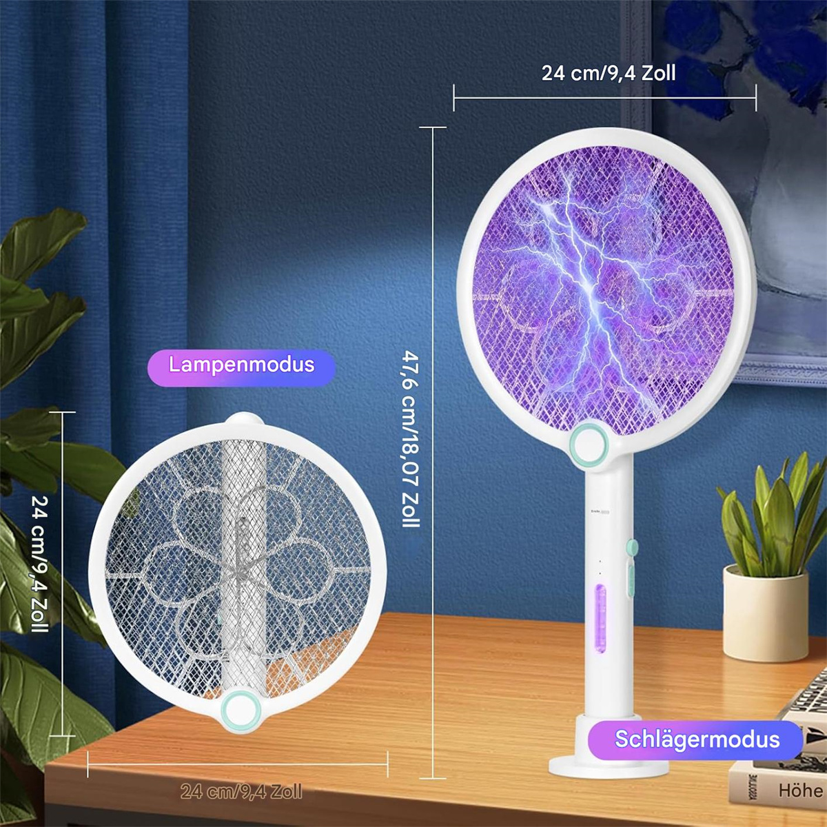 Elektrische Fliegenklatsche im Lampen- und Schlägermodus. Text: 24 cm/9,4 Zoll. Weiß und Lila. Holzschreibtisch. Blauer Hintergrund.