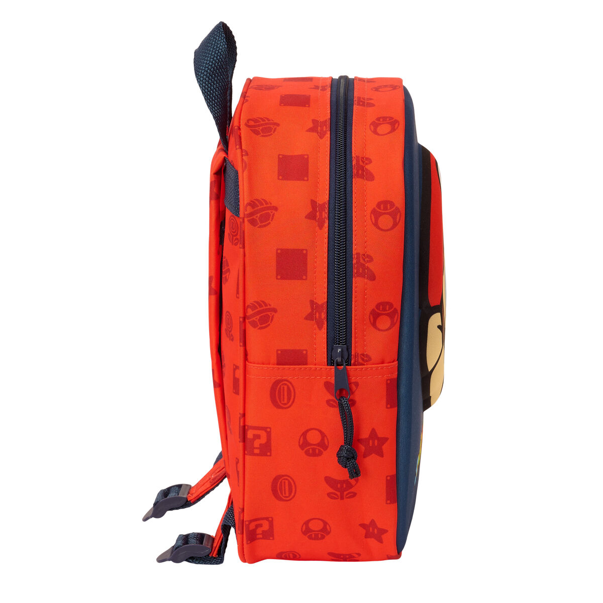 Seitenansicht eines rot-blauen Super Mario Rucksacks mit dem Mario-Logo.