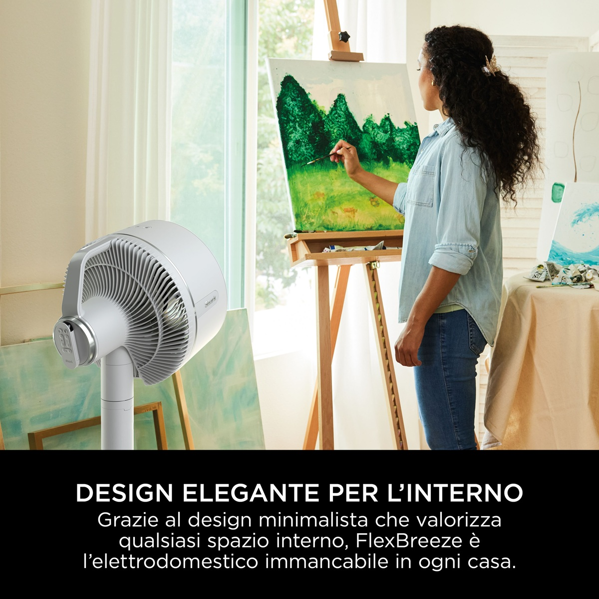 Donna che dipinge su tela con un ventilatore bianco e argento a sinistra. Testo in basso.