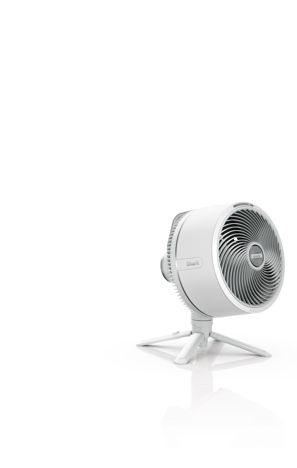 Un ventilatore bianco Shark su un treppiede contro uno sfondo bianco, che offre una visione chiara del suo design.