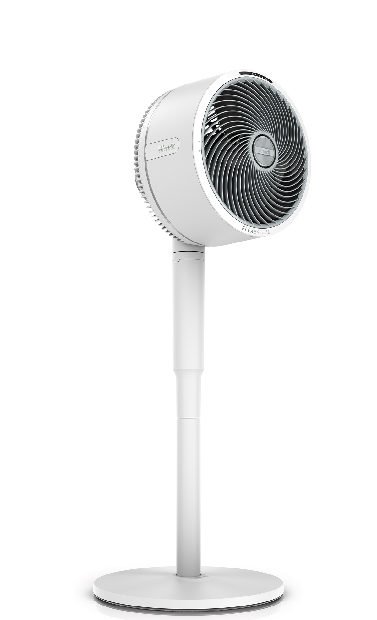 Un alto ventilatore bianco Shark si erge su una base circolare, con una visione chiara della sua testa circolare e del suo design elegante.