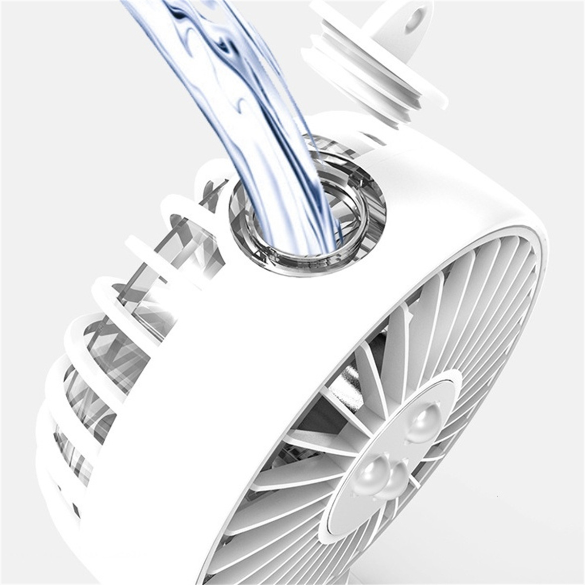 Nahaufnahme eines weißen Ventilators, der mit Wasser gefüllt wird. Wasser wird oben eingefüllt.